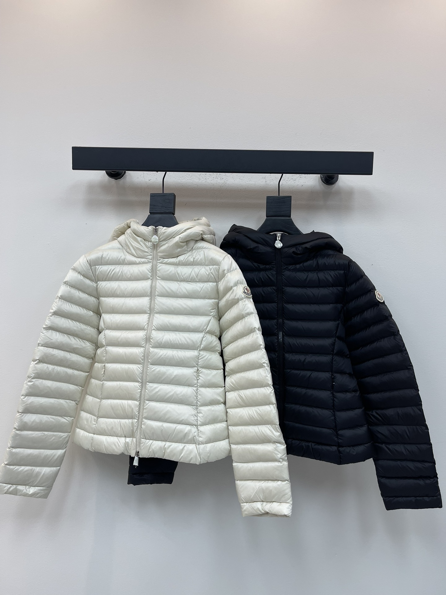 NO:568603,With dust bag  jacket,hats,alexander wang19860909配防尘袋Moncle*蒙口25秋冬新品Ige连帽短款羽绒服女款夹克外套leg羽绒夹克采用longue saison面料制成,适合温和天气穿着.这种尼龙面料保暖而不显厚重.短款设计,采用经典连帽廓形,收腰设计打造流畅柔美造型. 颜色黑色/白色 尺码1/2/3/4,,Moncler,jackets & coats,jackets & coats,down jacket,hats,alexander wang,Women's clothing