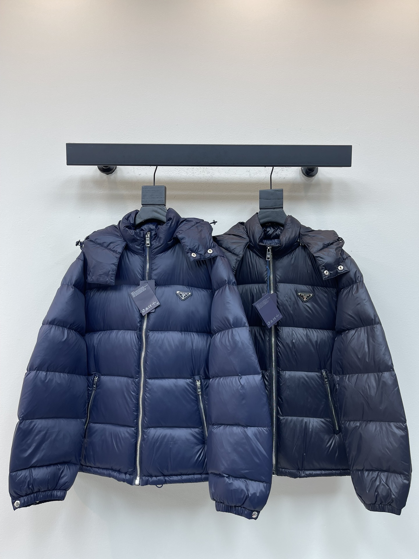 NO:568608,Equipped with dust bag Prad*25 new high-density nylon zipper down jacket for autumn and winter, men's classic triangle logo badge detachable hooded stand-collar down jacket!  This down jacket is made of high-quality, high-end nylon material supplied by customers. The fabric is light and wear-resistant. It is equipped with an anti-drilling velvet lining and high-quality 90 white goose down filling. It provides even warmth and is filled with plump down to keep you warm throughout the winter!  The P family metal triangle logo decoration on the front chest, double zipper pockets engraved with the brand logo, as well as adjustable snap button cuffs and elastic drawstring adjustable hem design, have good windproof effect and make activities more comfortable and free!  The basic short style cut creates a tailor-made golden proportion on the upper body. It is simple and easy to wear regardless of age. Get it now when the cold winter is approaching!  Same style for men and women!  Color Black/Blue Size S-XXL,,prada,jackets & coats,jackets & coats,down jacket,gold,hats,alexander wang19860909配防尘袋Prad*25秋冬新款高密度尼龙拉链羽绒夹克,男士经典三角标徽章可拆卸式连帽立领羽绒服外套！这款羽绒服外套甄选客供优质高端尼龙材质制成,面料轻薄耐磨,搭配上内里防钻绒内衬,以及优质90白鹅绒填充,保暖均匀,以充实饱满的羽绒温暖整个冬季！前胸P家族金属三角徽标装饰,刻有品牌Logo字样的双拉链插袋,以及可调节按扣袖口和松紧抽绳调节下摆设计,防风效果好,活动更加舒适自如！基础短款的版型剪裁,上身营造量身定制般的黄金比例,简单易搭不挑年龄,寒冬来临之际赶紧下手吧！男女同款！ 颜色黑色/蓝色 尺码S-XXL,,prada,jackets & coats,jackets & coats,down jacket,gold,hats,alexander wang,Women's clothing