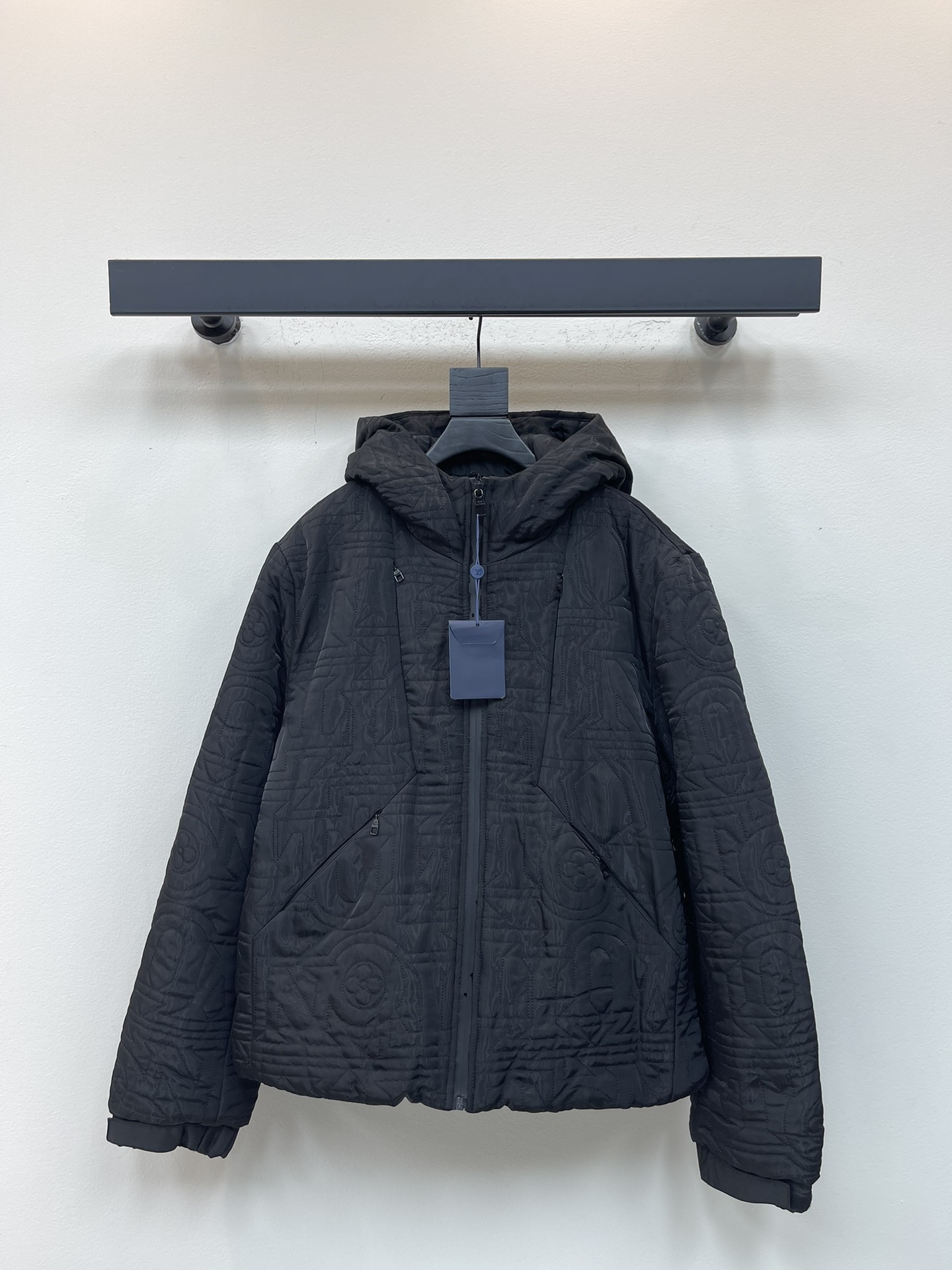 NO:568618,Equipped with dust bag Louis Vuitto*25 new autumn and winter imported streamer fabric hooded cotton-padded jacket, the same style for men and women, fashionable topstitched quilted presbyopia logo pattern laminated zipper cotton-padded jacket!  !  The interior is filled with cotton to ensure fluffiness and warmth!  The all-over quilted presbyopia logo pattern is not only fashionable, but also highly recognizable!  The front hidden zipper multi-pocket design is both practical and beautiful, meeting the storage needs in daily wear!  The laminated waterproof zipper fly allows the cotton coat to maintain good waterproof performance even in rainy and snowy weather!  The integrated hood combined with Velcro cuffs and drawstring adjustable hem greatly improves the windproof effect of the cotton coat, allowing the wearer to feel warm even in cold weather!  The loose straight cut makes it not restricted by body shape and is suitable for people of all shapes and sizes!  Color black thread/white thread Size 48-54,,louis vuitton,jackets & coats,jackets & coats,hats,alexander wang19860909配防尘袋Louis Vuitto*25秋冬新款进口流光纱面料连帽棉衣夹克,男女同款时尚明线绗缝老花标识图案压胶拉链棉衣外套！！内里夹棉填充,保证了蓬松度和保暖性能！通体车线绗缝老花标识图案不仅时尚,而且富有辨识度！前幅隐藏式拉链多口袋设计,既实用又美观,满足了日常穿着中的储物需求！压胶防水拉链门襟,使得棉衣在雨雪天气中也能保持良好的防水性能！一体式连帽结合魔术贴袖口和抽绳调节下摆,大大提升了棉衣的防风效果,让穿着者在寒冷天气中也能感受到温暖！宽松直筒版型裁剪,使得它不受体型身材的限制,适合各种身材的人穿着！ 颜色黑线/白线 尺码48-54,,louis vuitton,jackets & coats,jackets & coats,hats,alexander wang,Women's clothing