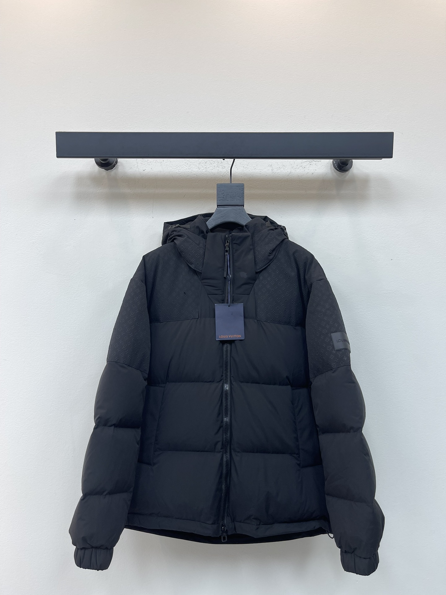 NO:568622,Comes with dust bag Louis Vuitto*25 new autumn and winter dark pattern presbyopic stitching zipper down jacket, men's and women's same sleeve arm rubber nameplate detachable hooded stand collar down jacket!  The fabric is made of high-density technical fiber blend material, which has excellent windproof, waterproof and velvet-proof capabilities!  The interior is filled with imported 90% white goose down, which is divided into compartments through horizontal quilting technology, making the down jacket full and fluffy. It not only provides sufficient warmth, but also maintains a light feeling, making you more comfortable and comfortable when wearing it!  The placket zipper puller and the rubber nameplate on the sleeve arm echo each other, as well as the hardware accessories engraved with the brand logo, showing luxurious and elegant details!  The casual and versatile style and detachable hooded stand-up collar design allow both boys and girls to easily interpret different styles, making you the center of attention in different occasions!  Size 48-54,,louis vuitton,jackets & coats,jackets & coats,down jacket,hats,alexander wang19860909配防尘袋Louis Vuitto*25秋冬新款暗纹老花拼接拉链羽绒夹克,男女同款袖臂橡胶铭牌可拆卸连帽立领羽绒服外套！面料采用了高密度科技纤维混纺材质,具有优越的防风防水以及防钻绒的能力！内里填充的是进口90白鹅绒,经过横向绗缝工艺进行分格填充,使得羽绒服的质感饱满蓬松,不仅能提供充足的保暖效果,还能保持轻盈的感觉,让您在穿着时更加舒适自在！门襟拉链头和袖臂上橡胶铭牌相呼应,以及刻有品牌Logo的五金辅料,尽显奢华考究的细节！休闲百搭的版型,可拆卸式连帽立领设计,无论是男生还是女生,都可以轻松演绎出不同的风格,让您在不同场合中都能成为焦点！ 尺码48-54,,louis vuitton,jackets & coats,jackets & coats,down jacket,hats,alexander wang,Women's clothing