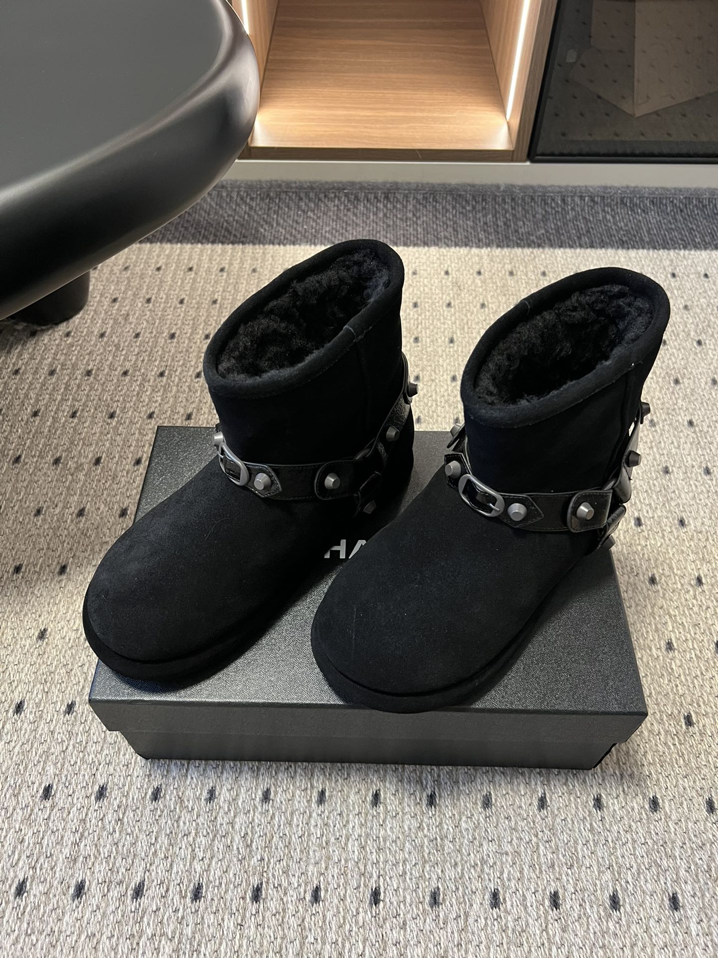 Balenciag*25ss秋冬铆钉皮带扣雪地靴融合街头酷感与冬日保暖属性，鞋面采用麂皮材质，搭配金属铆