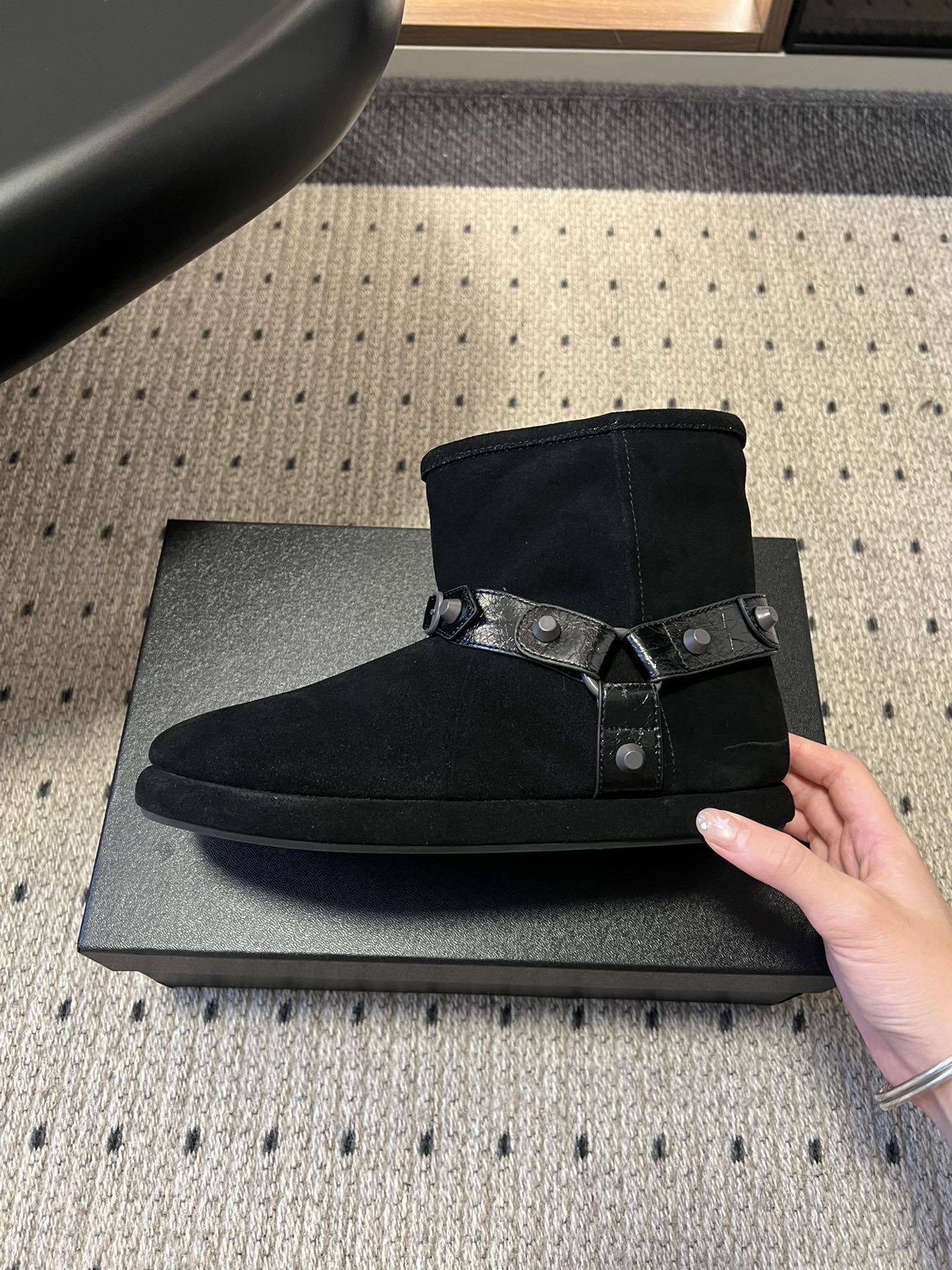 Balenciag*25ss秋冬铆钉皮带扣雪地靴融合街头酷感与冬日保暖属性，鞋面采用麂皮材质，搭配金属铆