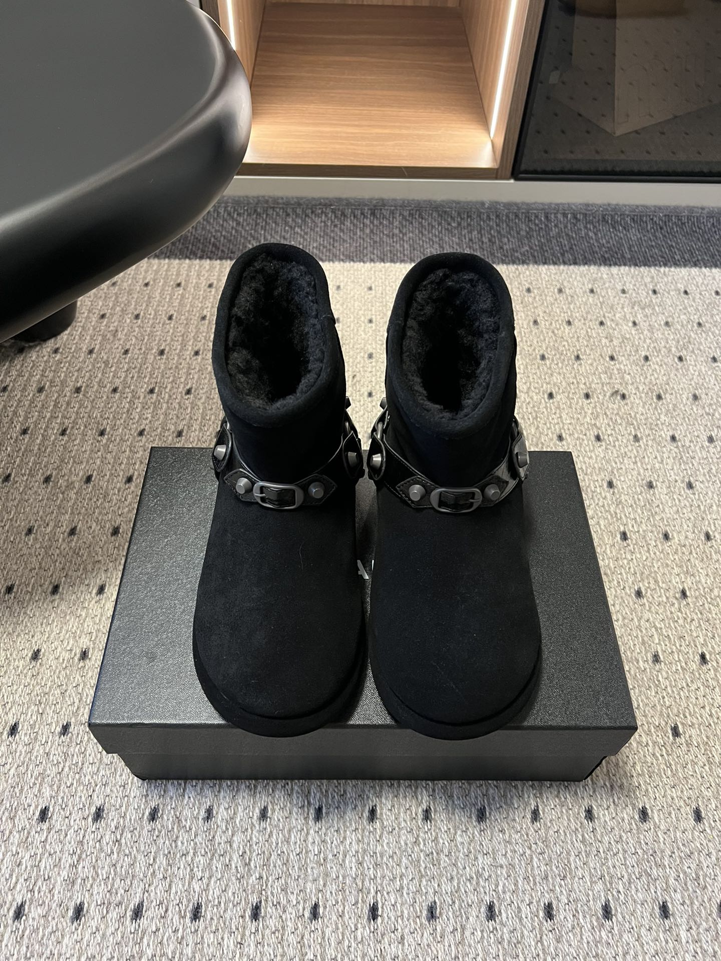 Balenciag*25ss秋冬铆钉皮带扣雪地靴融合街头酷感与冬日保暖属性，鞋面采用麂皮材质，搭配金属铆