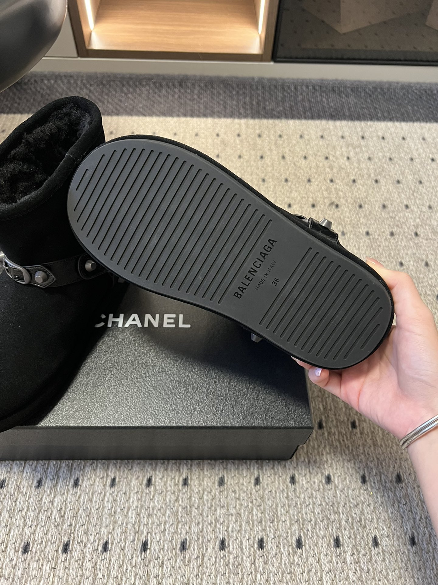 Balenciag*25ss秋冬铆钉皮带扣雪地靴融合街头酷感与冬日保暖属性，鞋面采用麂皮材质，搭配金属铆