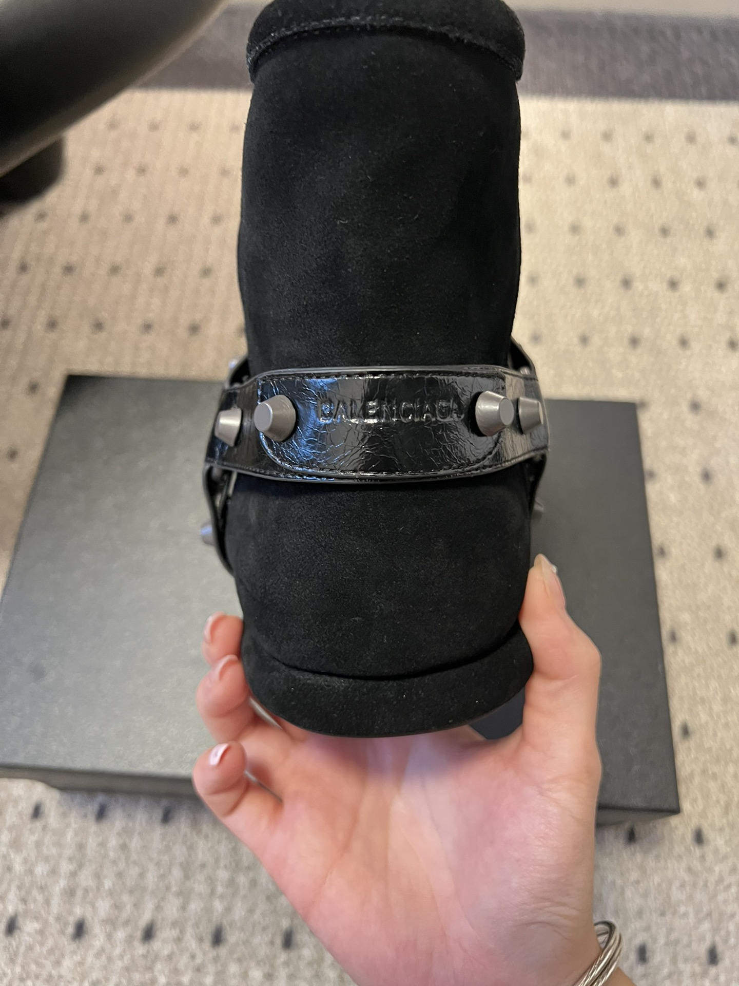 Balenciag*25ss秋冬铆钉皮带扣雪地靴融合街头酷感与冬日保暖属性，鞋面采用麂皮材质，搭配金属铆