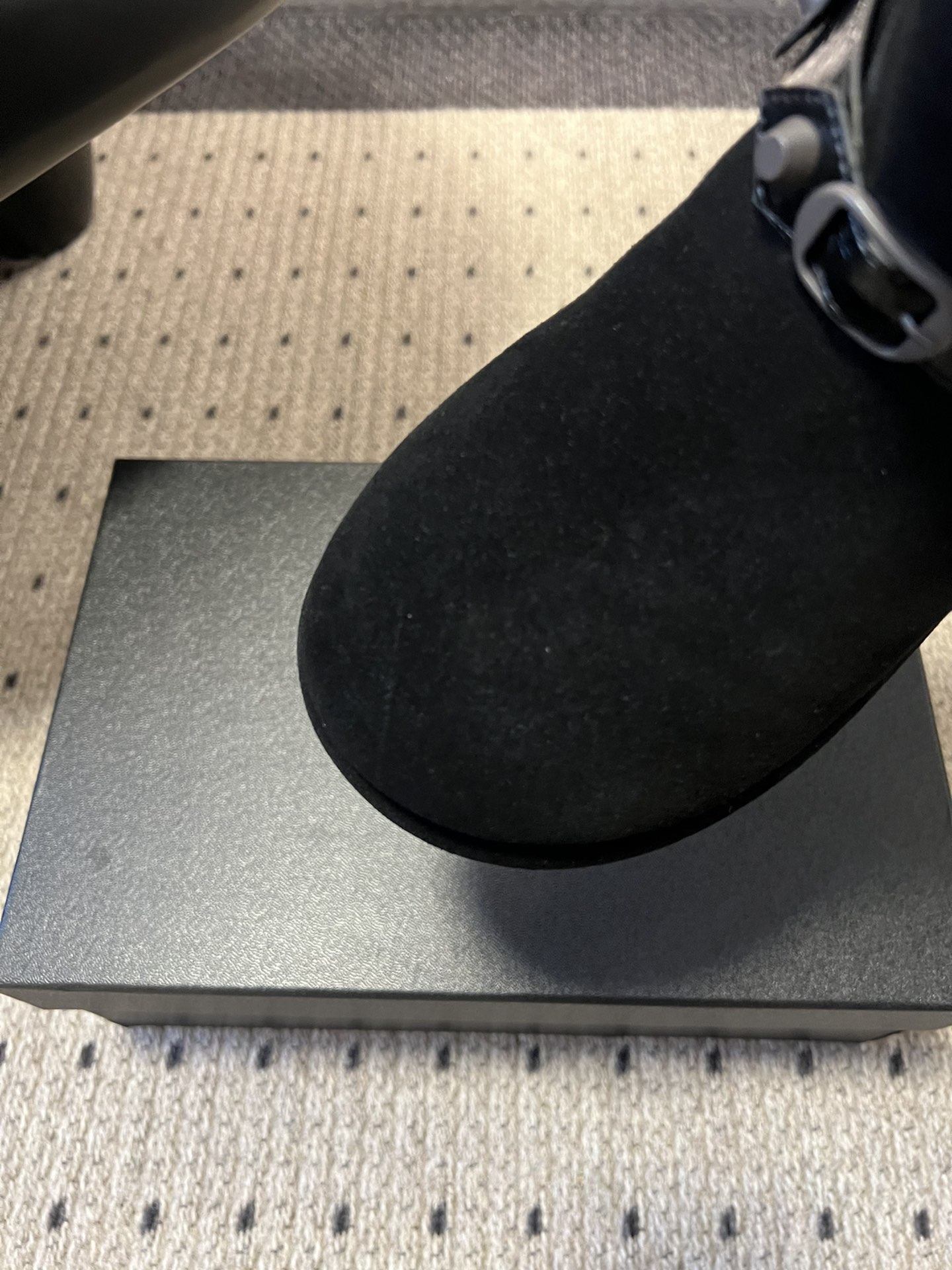 Balenciag*25ss秋冬铆钉皮带扣雪地靴融合街头酷感与冬日保暖属性，鞋面采用麂皮材质，搭配金属铆