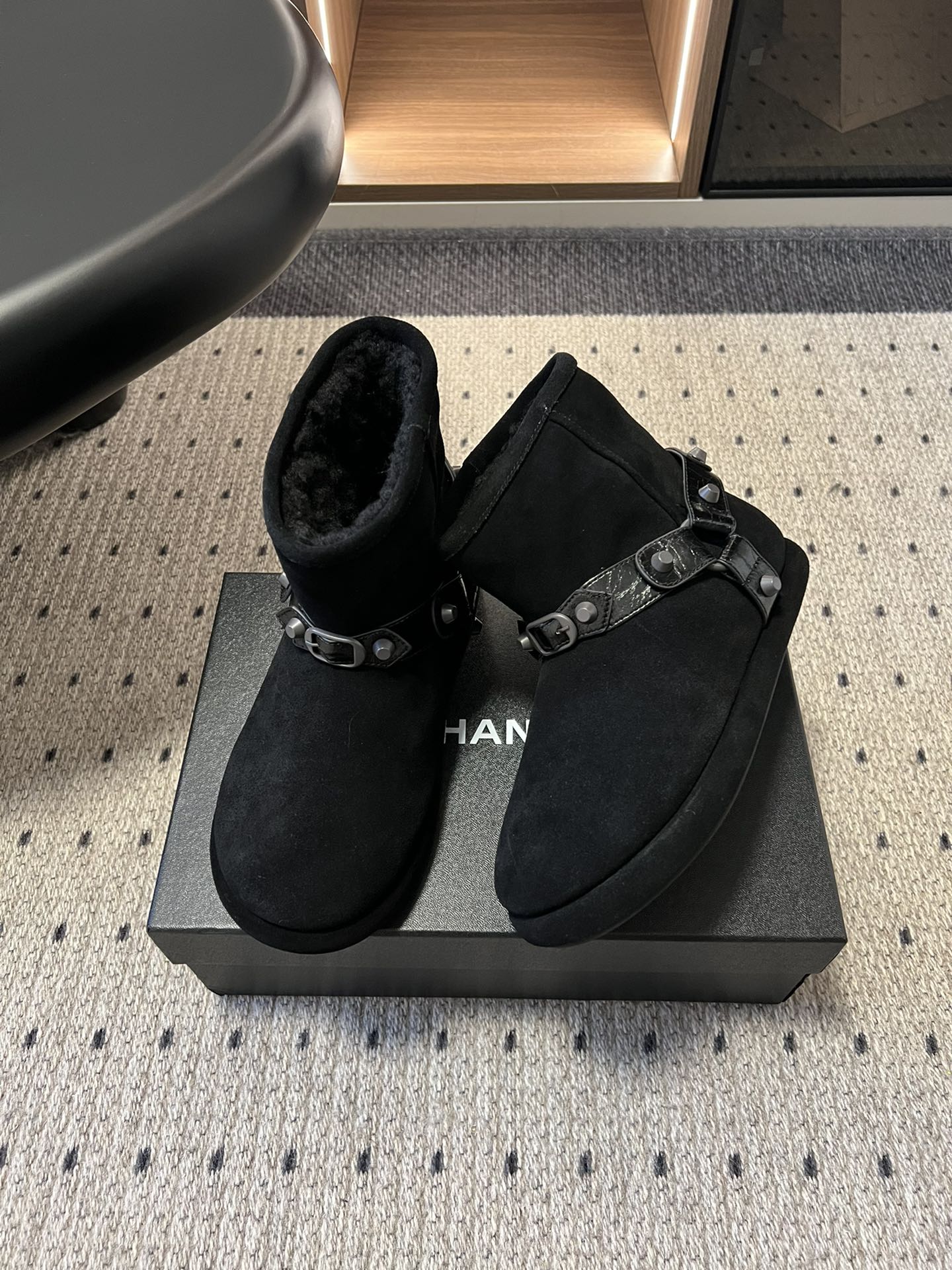 Balenciag*25ss秋冬铆钉皮带扣雪地靴融合街头酷感与冬日保暖属性，鞋面采用麂皮材质，搭配金属铆