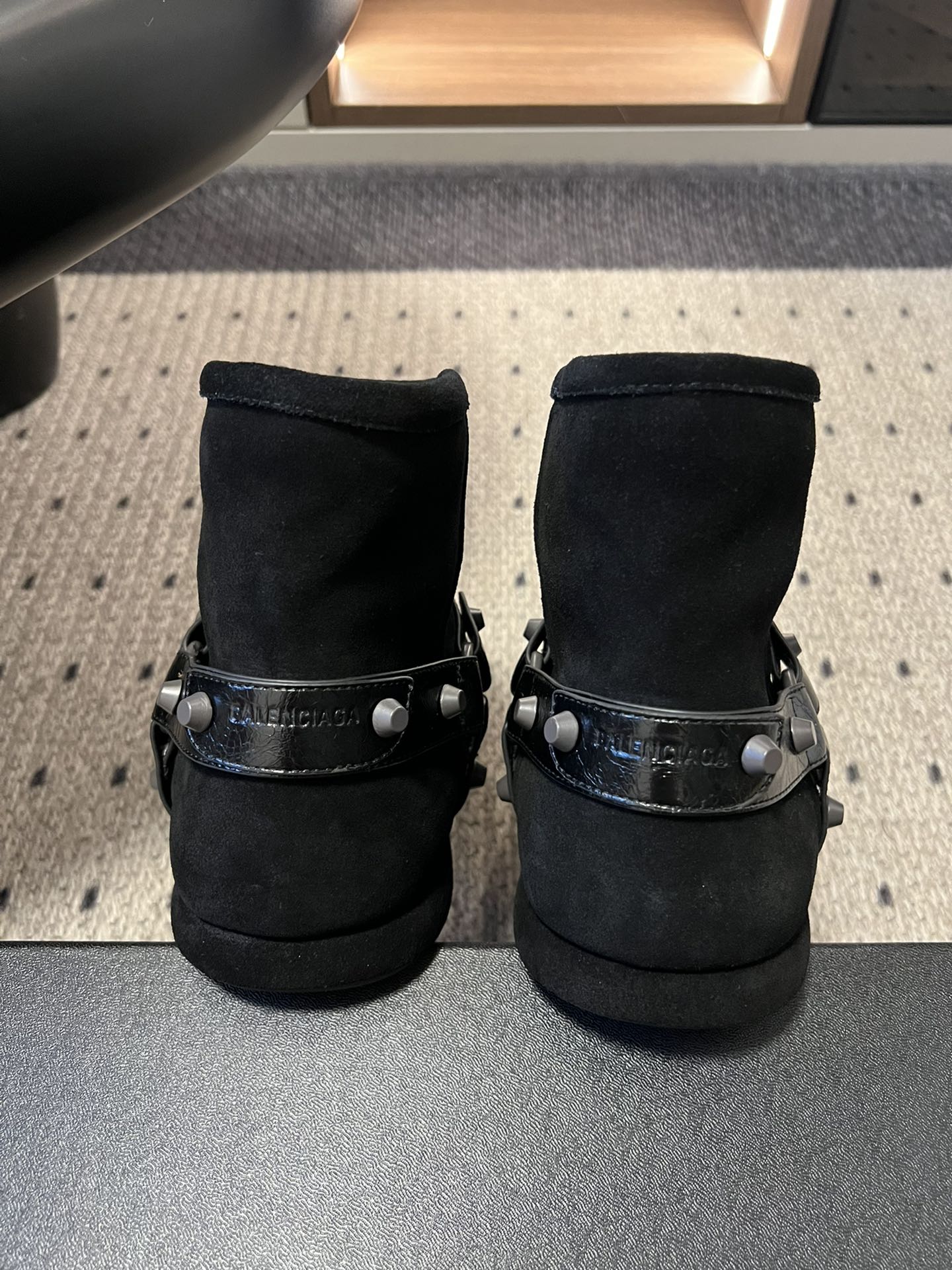 Balenciag*25ss秋冬铆钉皮带扣雪地靴融合街头酷感与冬日保暖属性，鞋面采用麂皮材质，搭配金属铆