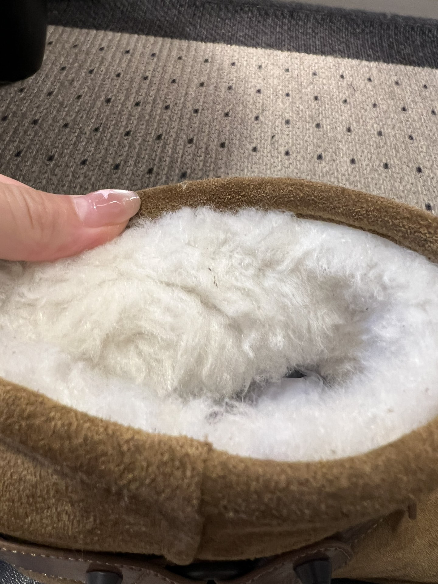 Balenciag*25ss秋冬铆钉皮带扣雪地靴融合街头酷感与冬日保暖属性，鞋面采用麂皮材质，搭配金属铆