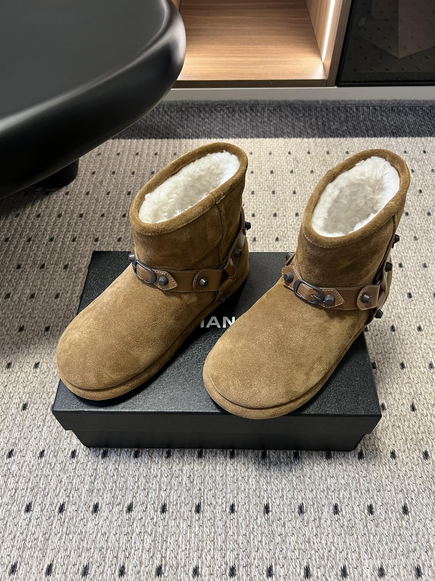 Balenciag*25ss秋冬铆钉皮带扣雪地靴融合街头酷感与冬日保暖属性，鞋面采用麂皮材质，搭配金属铆