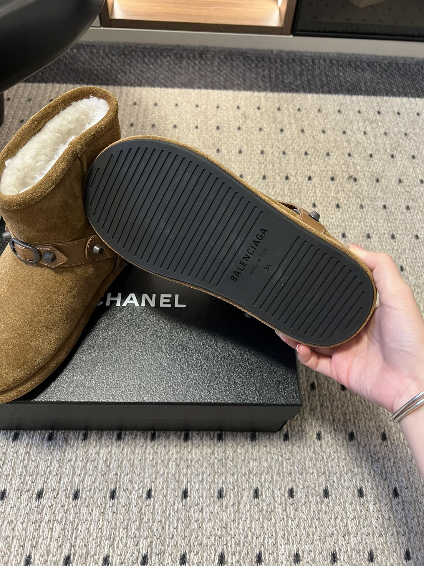 Balenciag*25ss秋冬铆钉皮带扣雪地靴融合街头酷感与冬日保暖属性，鞋面采用麂皮材质，搭配金属铆