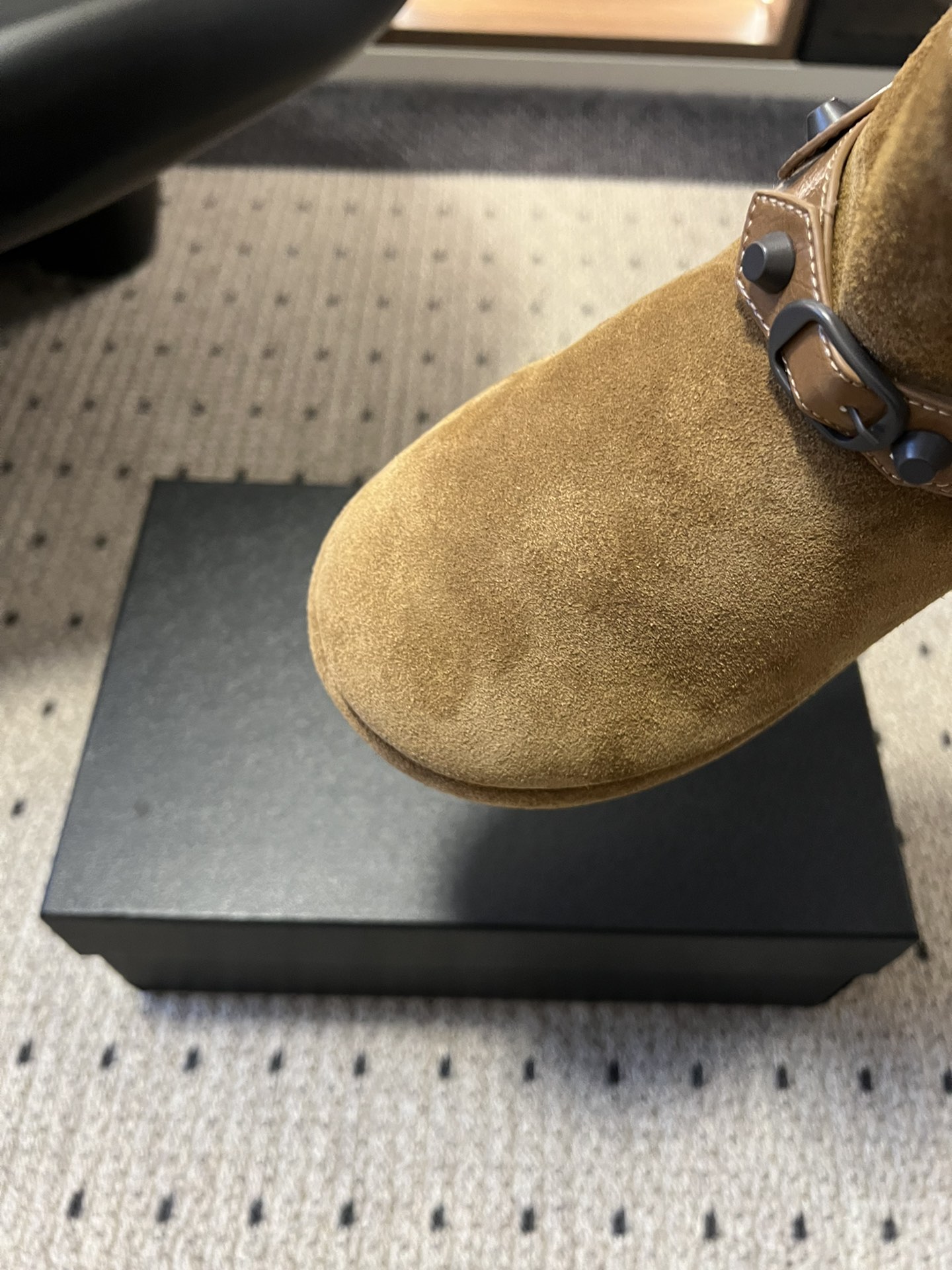 Balenciag*25ss秋冬铆钉皮带扣雪地靴融合街头酷感与冬日保暖属性，鞋面采用麂皮材质，搭配金属铆