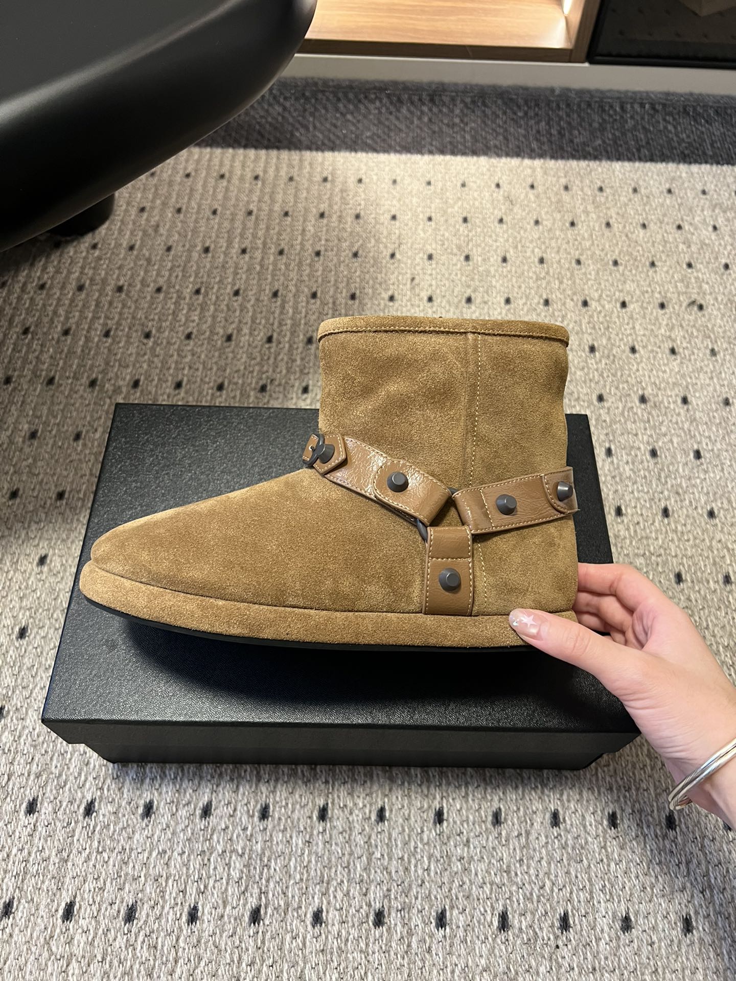 Balenciag*25ss秋冬铆钉皮带扣雪地靴融合街头酷感与冬日保暖属性，鞋面采用麂皮材质，搭配金属铆