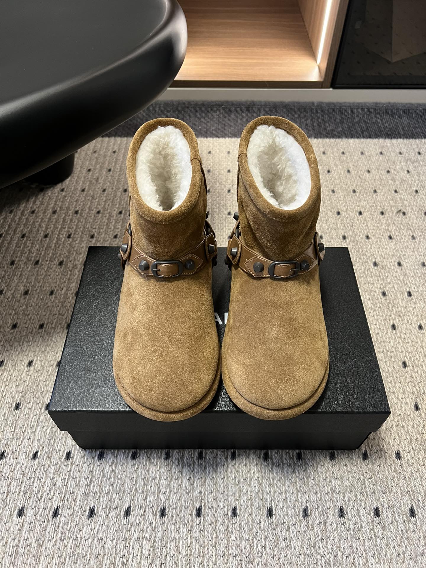 NO:561591,Balenciag*25ss autumn and winter rivet belt buckle snow boots combine street coolness with winter warmth. The upper is made of suede and is matched with a belt buckle decorated with metal rivets, which breaks the 'soft and cute' impression of traditional snow boots and adds rebelliousness and personality. The interior is filled with soft plush for both warmth and comfort.  The uppers are mostly made of high-quality suede, with a delicate touch and a retro texture; the plush lining is usually made of sheepskin or imitation fur, which can lock in temperature for a long time in the cold winter; the soles are solidly designed, with both anti-slip properties and a certain degree of support. Upper Niujing Wool lining Outsole original molded outsole SIZE35-41 size, snow boots, balenciaga, boots, sheepskin, chamois leather19860909Balenciag*25ss秋冬铆钉皮带扣雪地靴 融合街头酷感与冬日保暖属性,鞋面采用麂皮材质,搭配金属铆钉装饰的皮带扣,打破传统雪地靴的“软萌”印象,增添叛逆与个性张力；内里填充柔软毛绒,兼顾保暖与舒适. 鞋面多为优质麂皮,触感细腻且自带复古质感；毛绒内里通常采用羊皮毛一体或仿皮草材质,寒冬中能长效锁温；鞋底设计扎实,兼具防滑性与一定支撑性. 鞋面牛京 内里羊毛 大底原版开模大底 SIZE35—41码,雪地靴,balenciaga,boots,sheepskin,chamois leather,Women's Shoes