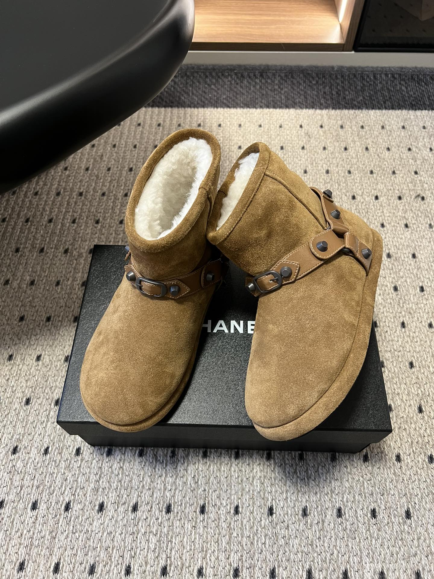 Balenciag*25ss秋冬铆钉皮带扣雪地靴融合街头酷感与冬日保暖属性，鞋面采用麂皮材质，搭配金属铆