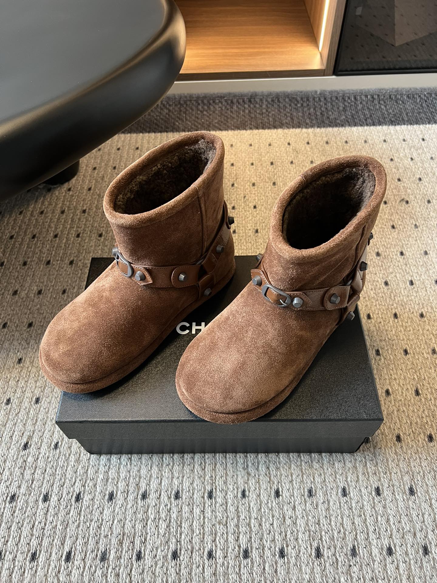 Balenciag*25ss秋冬铆钉皮带扣雪地靴融合街头酷感与冬日保暖属性，鞋面采用麂皮材质，搭配金属铆