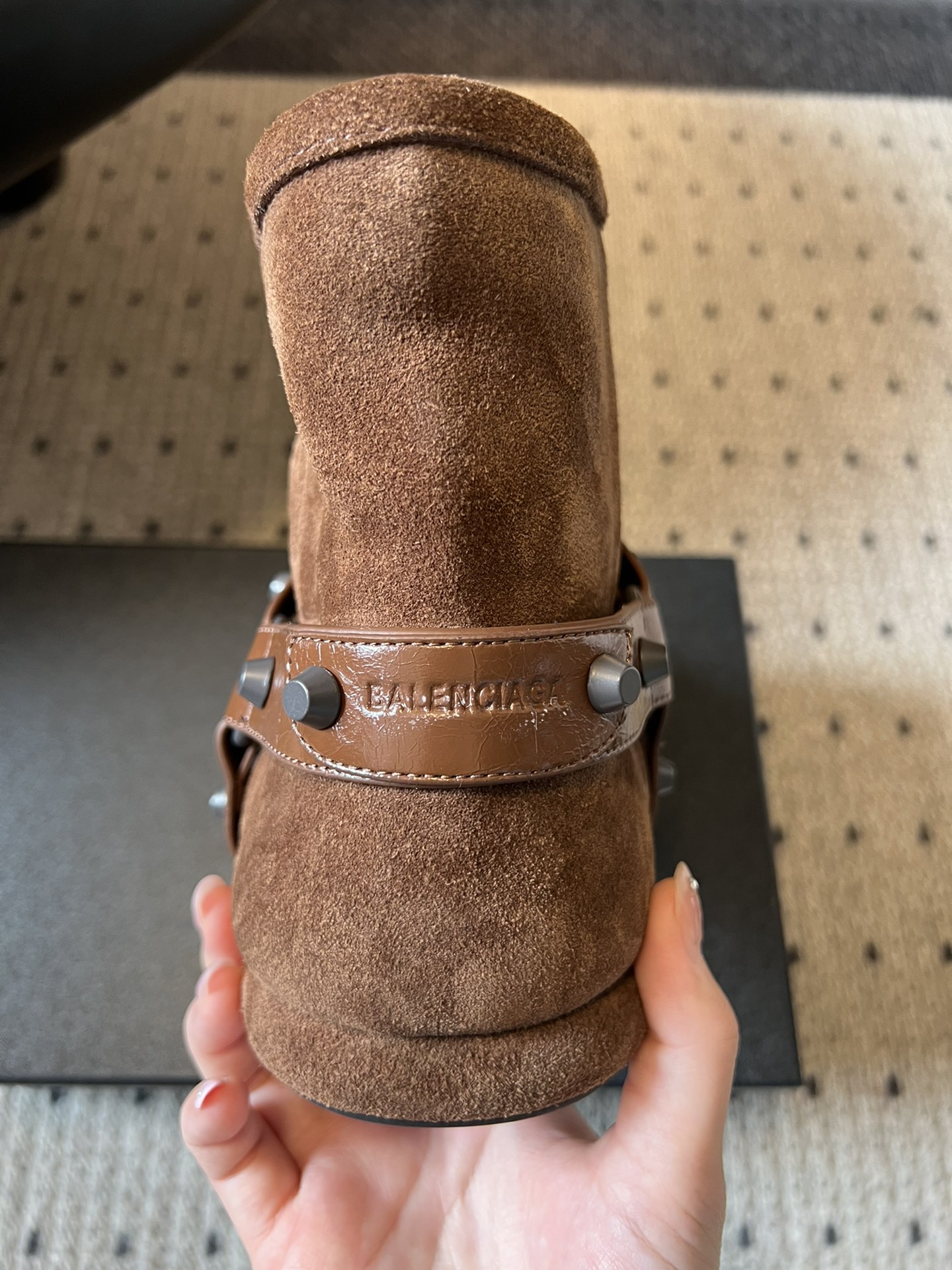 Balenciag*25ss秋冬铆钉皮带扣雪地靴融合街头酷感与冬日保暖属性，鞋面采用麂皮材质，搭配金属铆