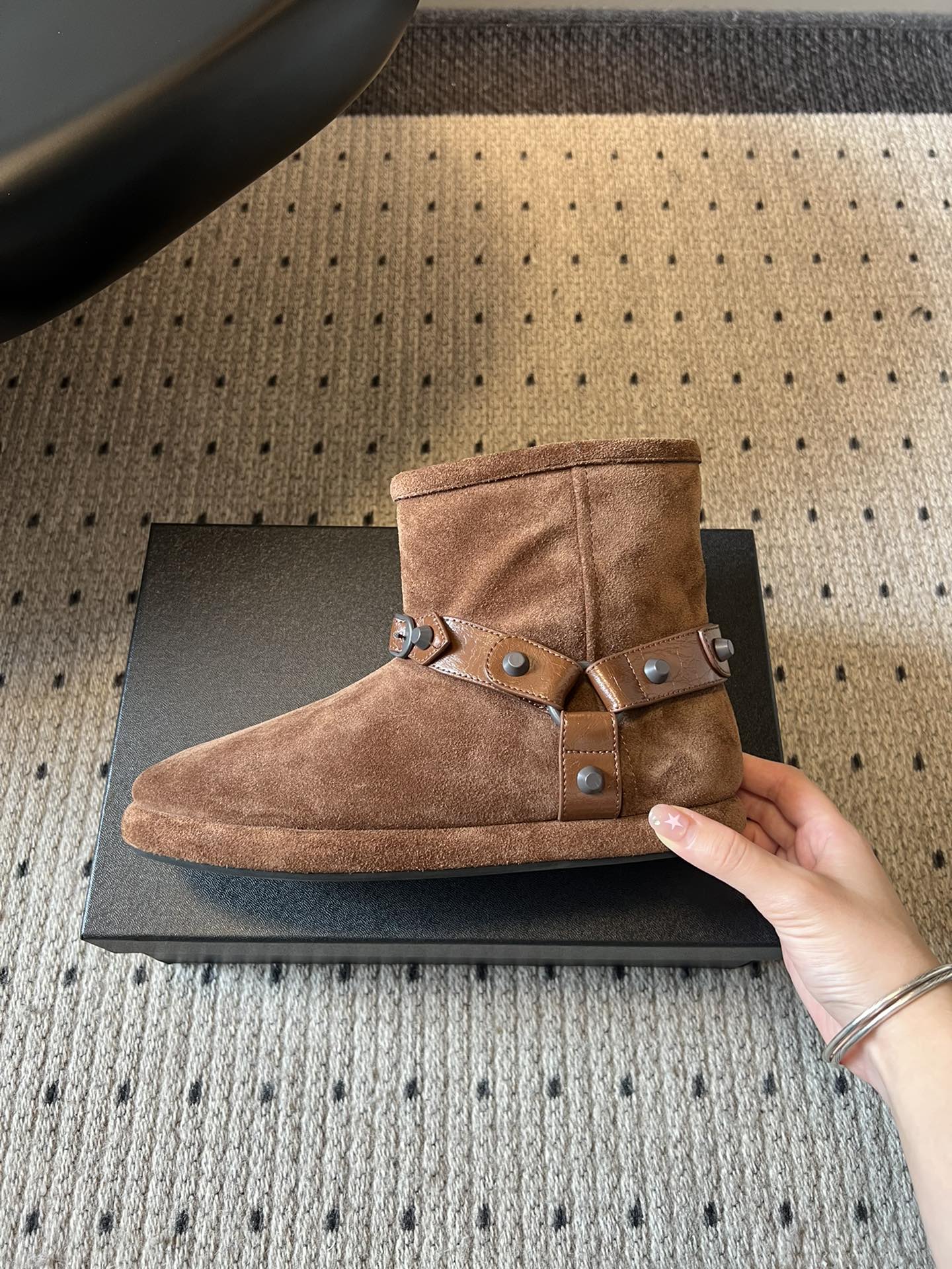 Balenciag*25ss秋冬铆钉皮带扣雪地靴融合街头酷感与冬日保暖属性，鞋面采用麂皮材质，搭配金属铆