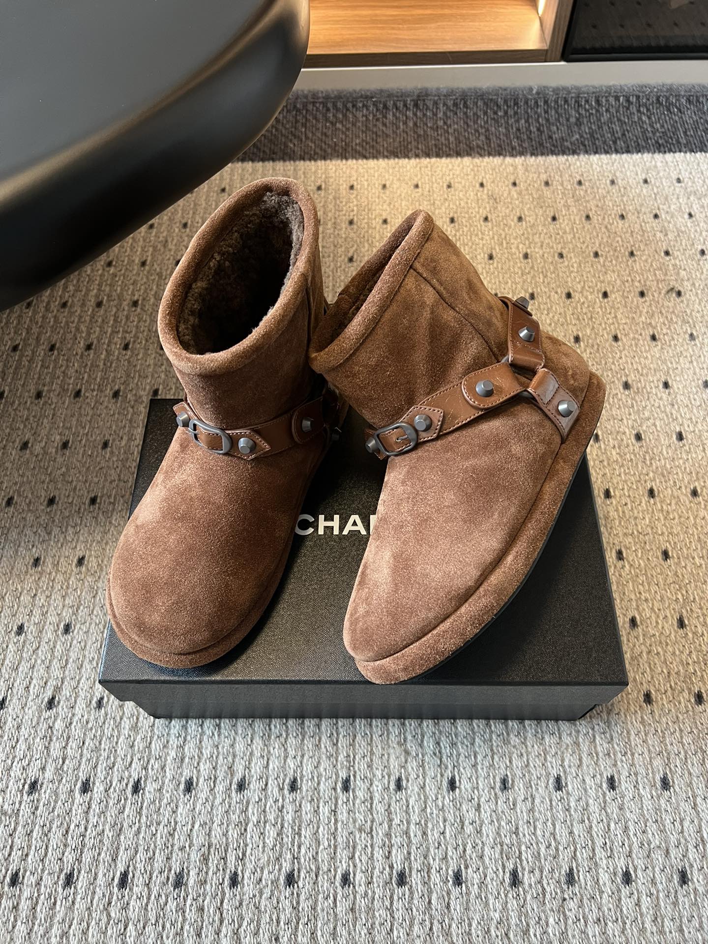 Balenciag*25ss秋冬铆钉皮带扣雪地靴融合街头酷感与冬日保暖属性，鞋面采用麂皮材质，搭配金属铆