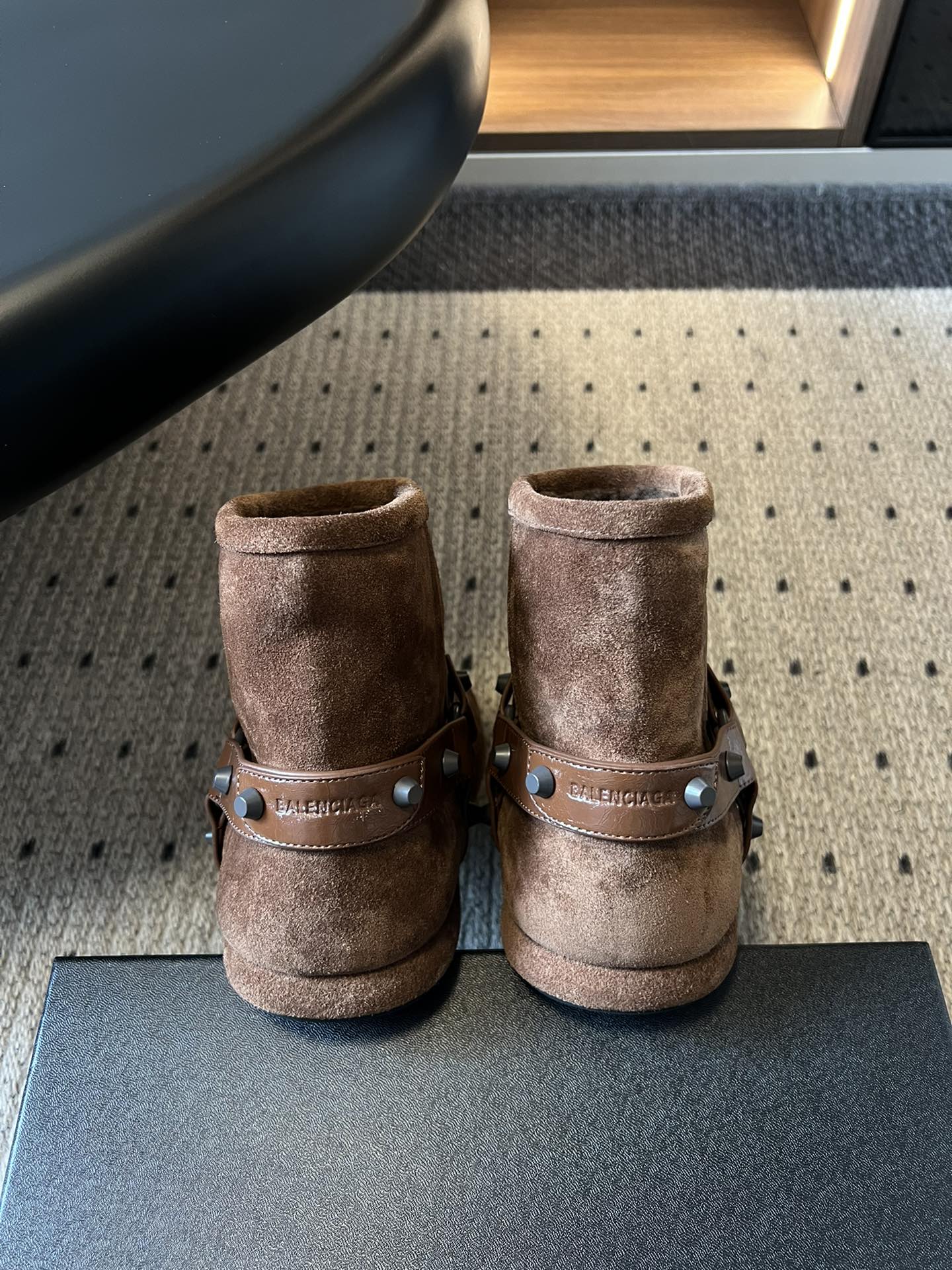 Balenciag*25ss秋冬铆钉皮带扣雪地靴融合街头酷感与冬日保暖属性，鞋面采用麂皮材质，搭配金属铆