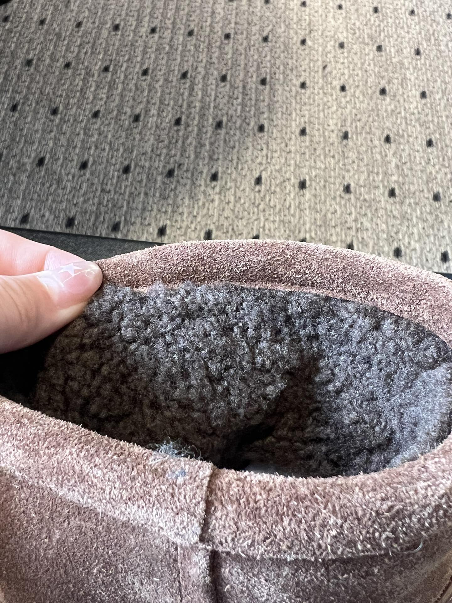 Balenciag*25ss秋冬铆钉皮带扣雪地靴融合街头酷感与冬日保暖属性，鞋面采用麂皮材质，搭配金属铆