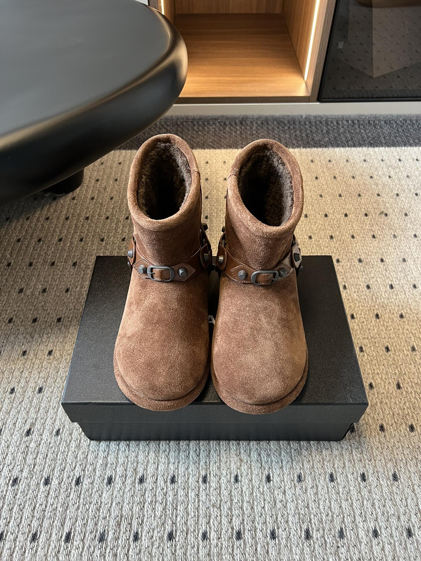 NO:561597,Balenciag*25ss autumn and winter rivet belt buckle snow boots combine street coolness with winter warmth. The upper is made of suede and is matched with a belt buckle decorated with metal rivets, which breaks the 'soft and cute' impression of traditional snow boots and adds rebelliousness and personality. The interior is filled with soft plush for both warmth and comfort.  The uppers are mostly made of high-quality suede, which has a delicate touch and a retro texture; the plush lining is usually made of sheepskin or imitation fur, which can lock in temperature for a long time in the cold winter; the sole design is solid, with both anti-slip properties and a certain degree of support. The upper is suede, and the lining is wool. The outsole is an original molded outsole.  SIZE35—40 yards (40 customizations are not returnable), snow boots, balenciaga, boots, sheepskin, chamois leather19860909Balenciag*25ss秋冬铆钉皮带扣雪地靴 融合街头酷感与冬日保暖属性,鞋面采用麂皮材质,搭配金属铆钉装饰的皮带扣,打破传统雪地靴的“软萌”印象,增添叛逆与个性张力；内里填充柔软毛绒,兼顾保暖与舒适. 鞋面多为优质麂皮,触感细腻且自带复古质感；毛绒内里通常采用羊皮毛一体或仿皮草材质,寒冬中能长效锁温；鞋底设计扎实,兼具防滑性与一定支撑性. 鞋面牛反绒 内里羊毛 大底原版开模大底 SIZE35—40码（40定制不退换）,雪地靴,balenciaga,boots,sheepskin,chamois leather,Women's Shoes
