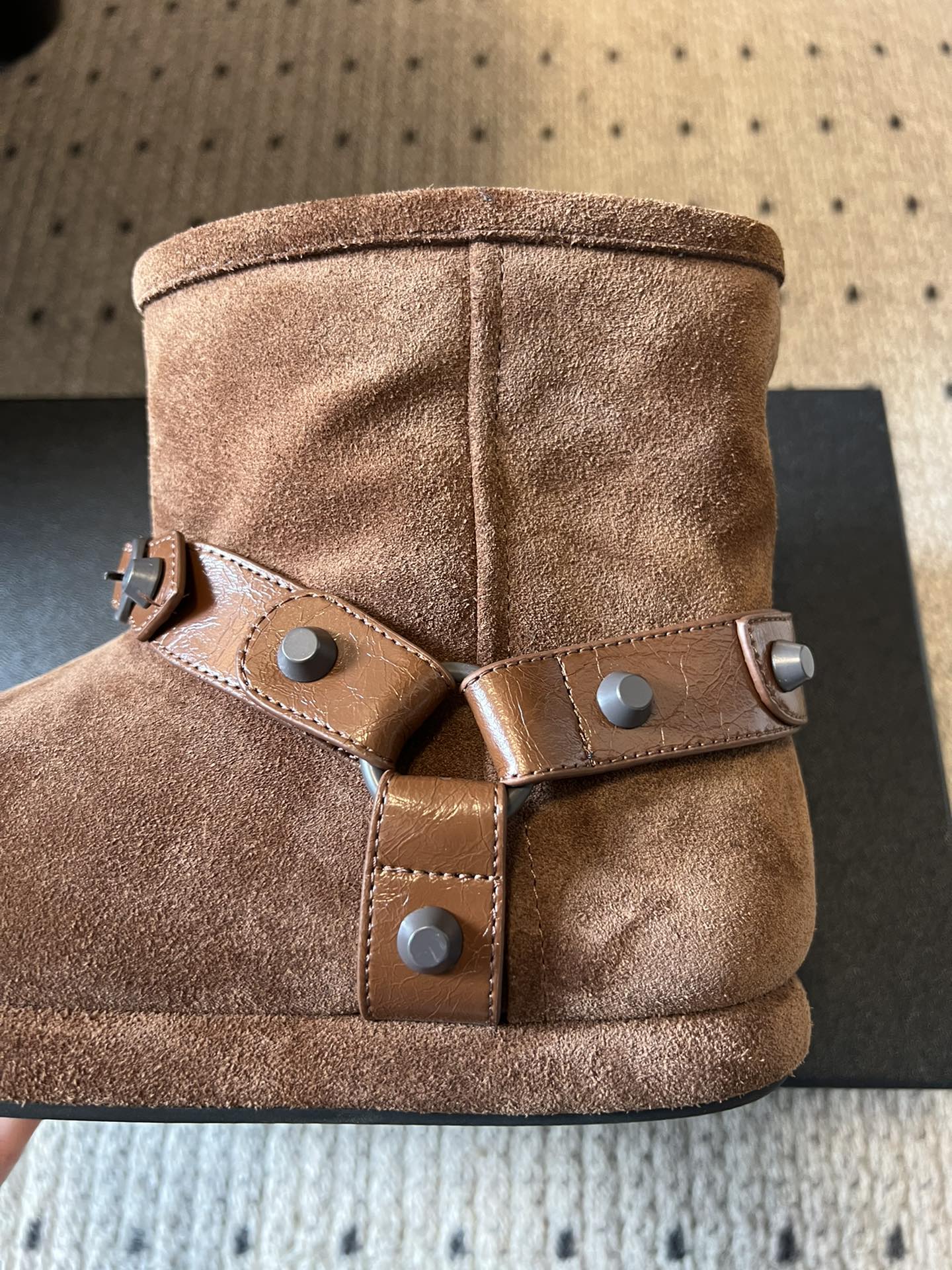 Balenciag*25ss秋冬铆钉皮带扣雪地靴融合街头酷感与冬日保暖属性，鞋面采用麂皮材质，搭配金属铆