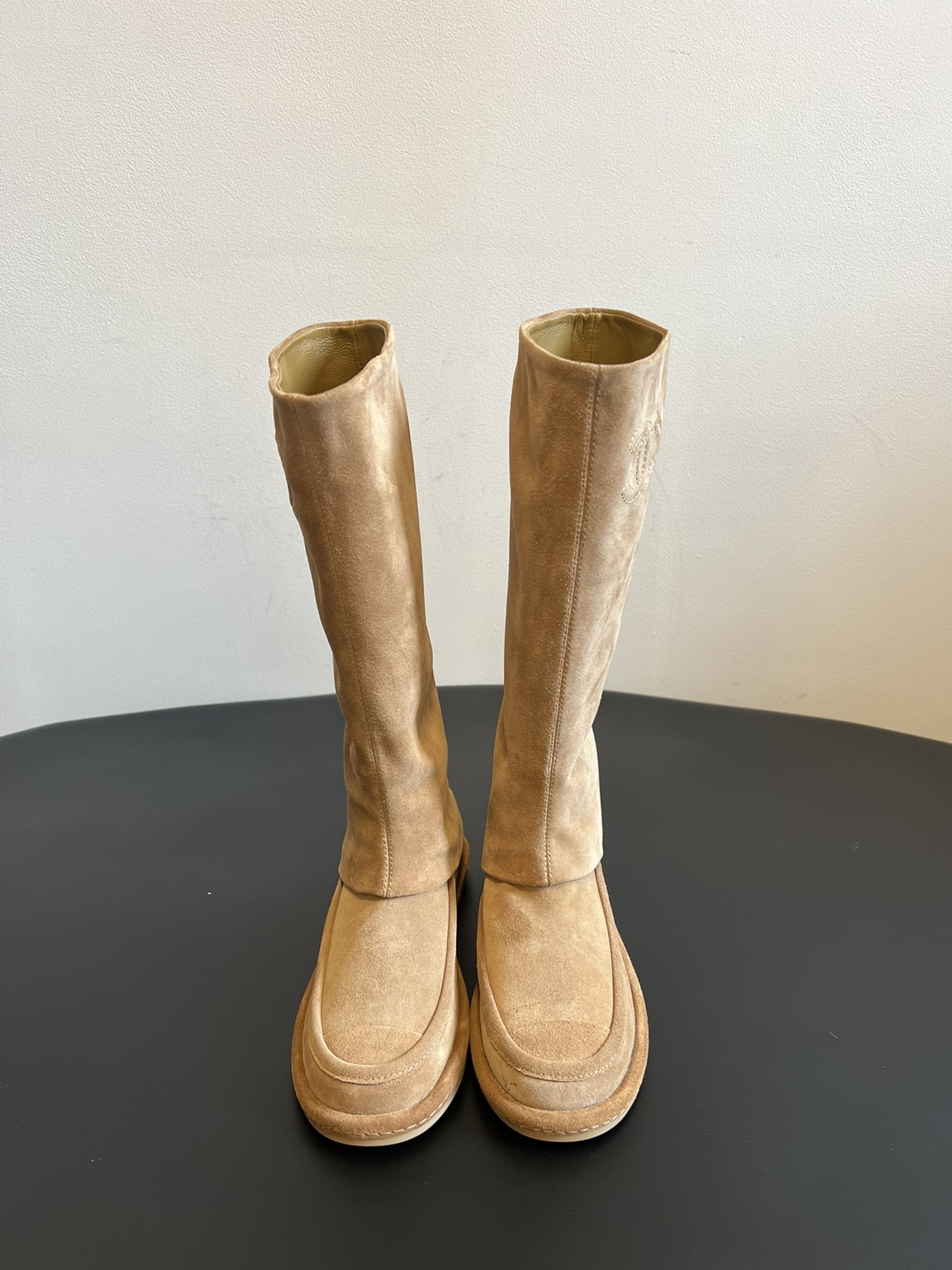 NO:561609,The top version of Chanel Xiaoxiang's autumn and winter temperament long knight boots are made of suede fabric, which is soft to the touch and has a retro matte texture, which enhances the sense of luxury. The side of the shoe body is decorated with Chanel's iconic double C embroidered logo, which highlights the brand recognition in a simple way. The boot shape is straight and loose, suitable for a variety of leg types, and the toe and heel are designed to be low-key and neat, weakening the sense of weight;  Try the combination of shorts + stockings to expose part of the boot shaft to create a 'missing bottom' trend; these boots, with their versatile earth tones and retro suede materials, can easily adapt to various styles in autumn and winter, and can create a unique fashion atmosphere from casual to formal occasions. The upper is cow suede and the lining is cow Jing. The original open-molded outsole   SIZE35-40 (40 customized), boots, chanel, chanel, boots, shorts, chamois leather19860909顶级版本 Chanel 小香秋冬气质长筒骑士靴 采用麂皮面料,触感柔软且自带复古哑光质感,提升高级感；鞋身侧面饰有香奈儿标志性的双C刺绣Logo,简约中彰显品牌辨识度；靴型为直筒宽松剪裁,适配多种腿型,且鞋头、鞋跟设计低调利落,弱化厚重感； 尝试短裤+长袜的组合,露出部分靴筒,打造“下衣失踪”的潮流感；这类靴子凭借百搭的大地色系与复古麂皮材质,能轻松适配秋冬各类造型,从休闲到正式场合都能营造出独特的时尚氛围. 鞋面牛反绒 内里牛京 大底原版开模大底 SIZE35-40（40定做）,靴子,chanel,chanel,boots,shorts,chamois leather,Women's Shoes