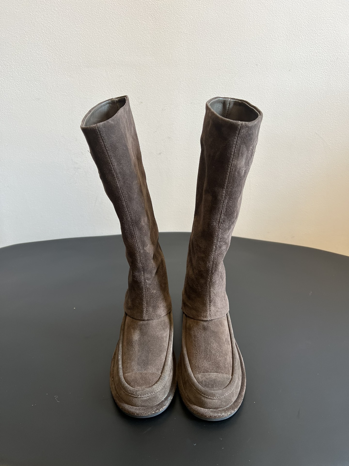 NO:561618,The top version of Chanel Xiaoxiang's autumn and winter temperament long knight boots are made of suede fabric, which is soft to the touch and has a retro matte texture, which enhances the sense of luxury. The side of the shoe body is decorated with Chanel's iconic double C embroidered logo, which highlights the brand recognition in a simple way. The boot shape is straight and loose, suitable for a variety of leg types, and the toe and heel are designed to be low-key and neat, weakening the sense of weight;  Try the combination of shorts + stockings to expose part of the boot shaft to create a 'missing bottom' trend; these boots, with their versatile earth tones and retro suede materials, can easily adapt to various styles in autumn and winter, and can create a unique fashion atmosphere from casual to formal occasions. The upper is cow suede and the lining is cow Jing. The original open-molded outsole   SIZE35-40 (40 customized), boots, chanel, chanel, boots, shorts, chamois leather19860909顶级版本 Chanel 小香秋冬气质长筒骑士靴 采用麂皮面料,触感柔软且自带复古哑光质感,提升高级感；鞋身侧面饰有香奈儿标志性的双C刺绣Logo,简约中彰显品牌辨识度；靴型为直筒宽松剪裁,适配多种腿型,且鞋头、鞋跟设计低调利落,弱化厚重感； 尝试短裤+长袜的组合,露出部分靴筒,打造“下衣失踪”的潮流感；这类靴子凭借百搭的大地色系与复古麂皮材质,能轻松适配秋冬各类造型,从休闲到正式场合都能营造出独特的时尚氛围. 鞋面牛反绒 内里牛京 大底原版开模大底 SIZE35-40（40定做）,靴子,chanel,chanel,boots,shorts,chamois leather,Women's Shoes