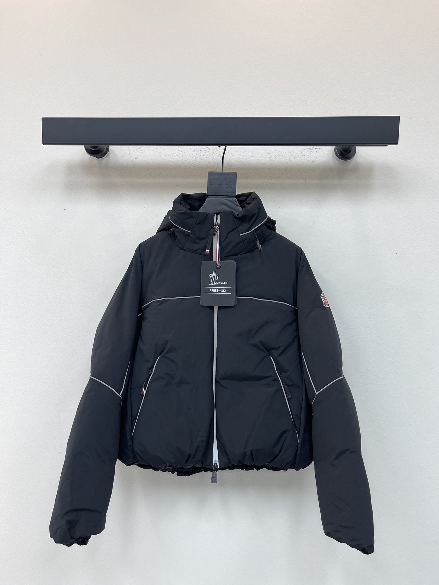 NO:569749,Equipped with dust bag, Moncle* Meng Mou 25 latest ski series contrasting striped stand collar hooded down jacket for autumn and winter. Hidden zipper hood design presents a casual fit. It is equipped with an integrated protective hem. The cuffs are windproof to improve warmth. Casual and super fashionable. National standard 90 white goose down filling. Original hardware accessories. The details are very good. Recommend two colors 0/1/2/3,,Moncler,down jacket,hats,alexander wang19860909配防尘袋Moncle*蒙口25秋冬最新款滑雪系列撞色条立领连帽羽绒服 隐藏式拉链连帽设计 呈现休闲版型 搭配一体式防护性衣摆 袖口防风提升保暖性 随性搭配超时髦 国标90白鹅绒填充 原版五金配件 细节很加分 推荐 两色0/1/2/3,,Moncler,down jacket,hats,alexander wang,Women's clothing