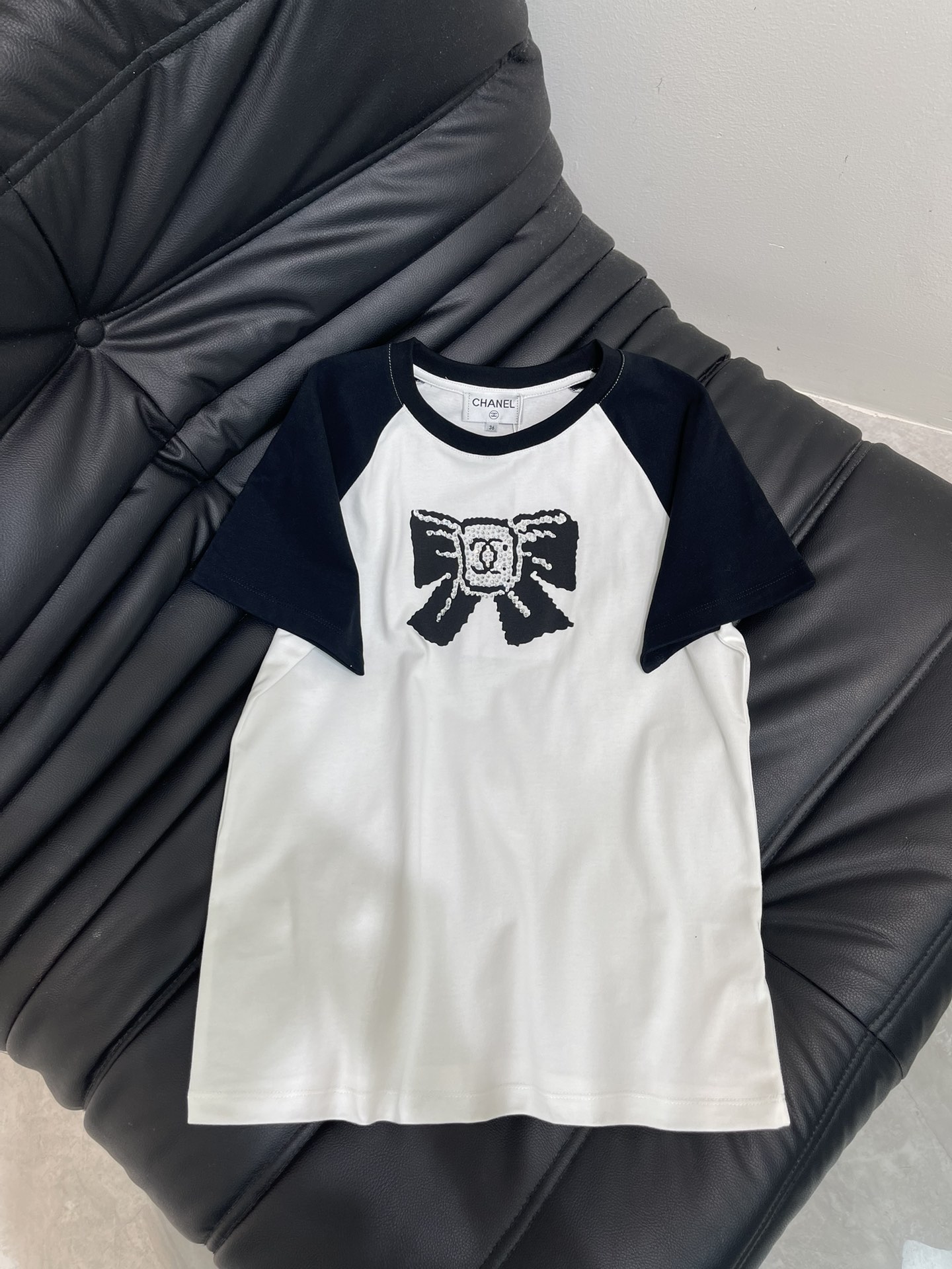 NO:567777,Chane*25 early autumn new round neck raglan bow letter short-sleeved T-shirt. Customized YB native cotton material, breathable and comfortable, full of texture, regular short-sleeved T-shirt cut to highlight the brand style, made of heavyweight pure cotton, slightly stretchy, showing a slimming visual effect, using color matching to create  The raglan effect is combined with rhinestones on the chest to create a bow and double C pattern, which doubles the youthful and beautiful atmosphere, highlights the fashionable style, and looks stylish when worn alone. SML, chanel, T-shirt, tees, t-shirt, alexander  wang19860909Chane*25早秋新款圆领插肩蝴蝶结字母短袖T恤.定制YB原生全棉材质,透气舒适,质感十足,常规短袖T恤裁剪,凸显品牌格调,采用克重纯棉制成,略带有弹力,呈现显瘦视觉效果,利用拼色打造插肩效果,配合胸前水钻烫钻打造蝴蝶结和字母双C图案,青春美高气息倍增,彰显时尚格调,单穿内搭都出彩时髦.SML,,chanel,T-shirt,tees，t-shirt,alexander wang,Women's clothing