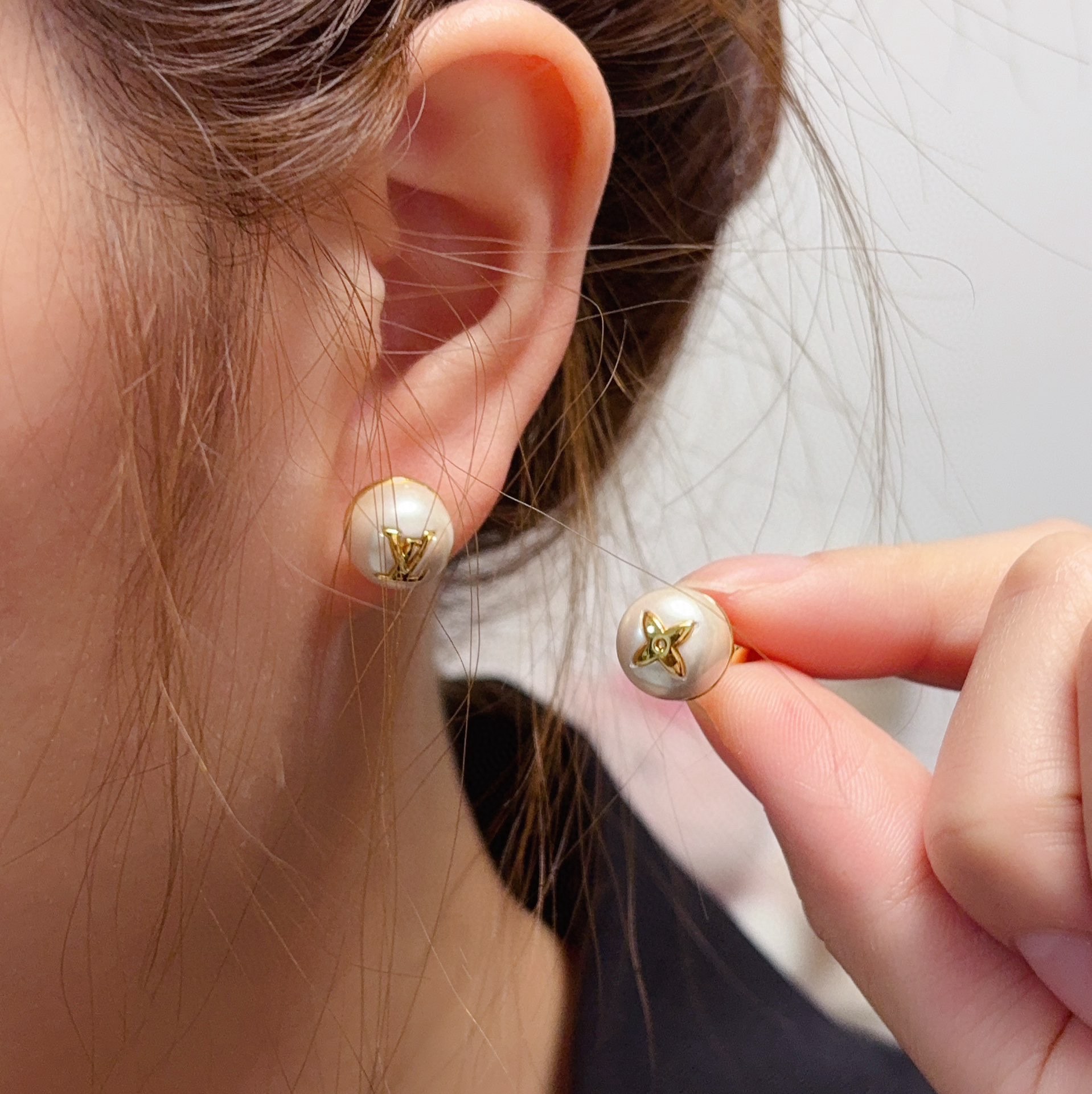 NO:558379,LV Louis Vuitton letters high quality pearl white stud earrings original brass 925 sterling silver needle real shot The design is not ostentatious or high-profile but has a charming temperament. The upper body is super elegant and the temperament cannot be more beautiful. The original LG is of great quality. Dear friends who know the goods, take a look, jewelry boutique, louis vuitton, louis vuitton, earrings, pure silver19860909LV 路易威登字母高品质珍珠白耳钉耳环原版黄铜 925纯银针 实拍 设计不张扬不高调却带着一种迷人的气质上身超显气质不能更美了 原版LG 质量杠杠滴 识货的亲们看过来,饰品精品,louis vuitton,louis vuitton,earrings,pure silver,Jewelry