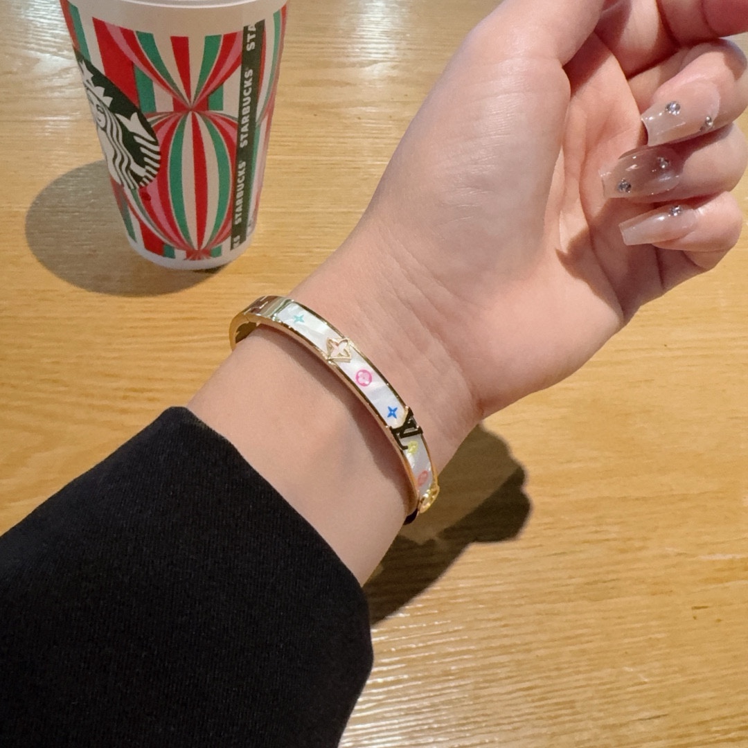 NO:558311,The new LV Louis Vuitton series white mother-of-pearl bracelet can be worn by men and women, unisex style!  Top craftsmanship, CNC cutting, imported engraving machine engraving, heavy craftsmanship, fried chicken texture, high-end texture, super good Lv bracelet, gold color, jewelry boutique, louis vuitton, louis vuitton, bracelet, gold19860909新款 LV路易威登系列白贝母手镯 男女可戴 中性款！顶级工艺 cnc切割 进口雕刻机雕刻 重工打造 炒鸡质感高档质感超级好的一款Lv手镯黄金色,饰品精品,louis vuitton,louis vuitton,bracelet,gold,Jewelry