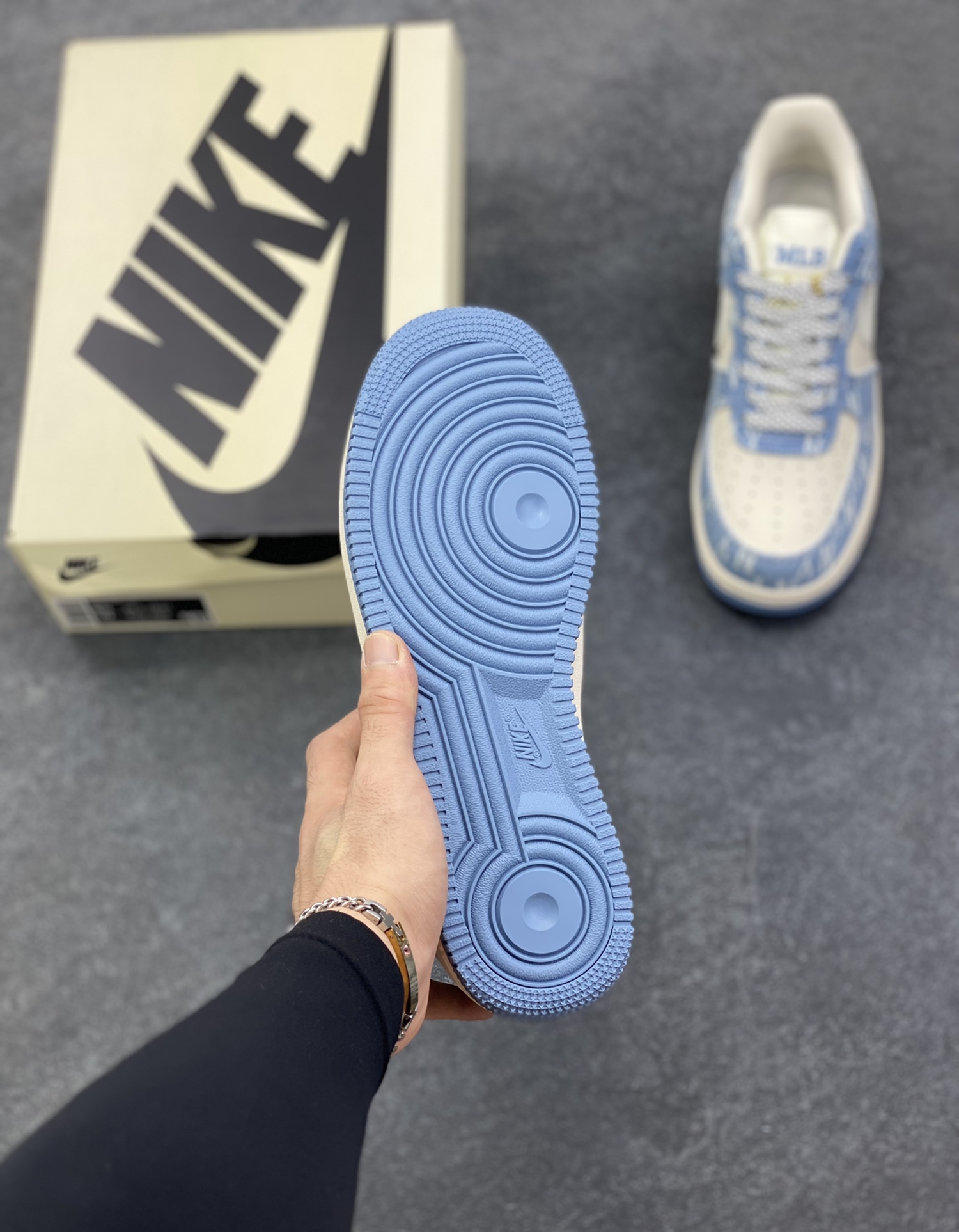 图片[5]-NIke Air Force 1 \’07 Low “浅蓝牛仔”空军一号 低帮 运动鞋 休闲鞋 折边针车 工艺难度大 原楦头原纸板 原装鞋盒 定制五金配件 内置全掌气垫 原厂鞋底 货号：XY2025-002 尺码：36 36.5 37.5 38 38.5 39 40 40.5 41 42 42.5 43 44 44.5 45-选品中心