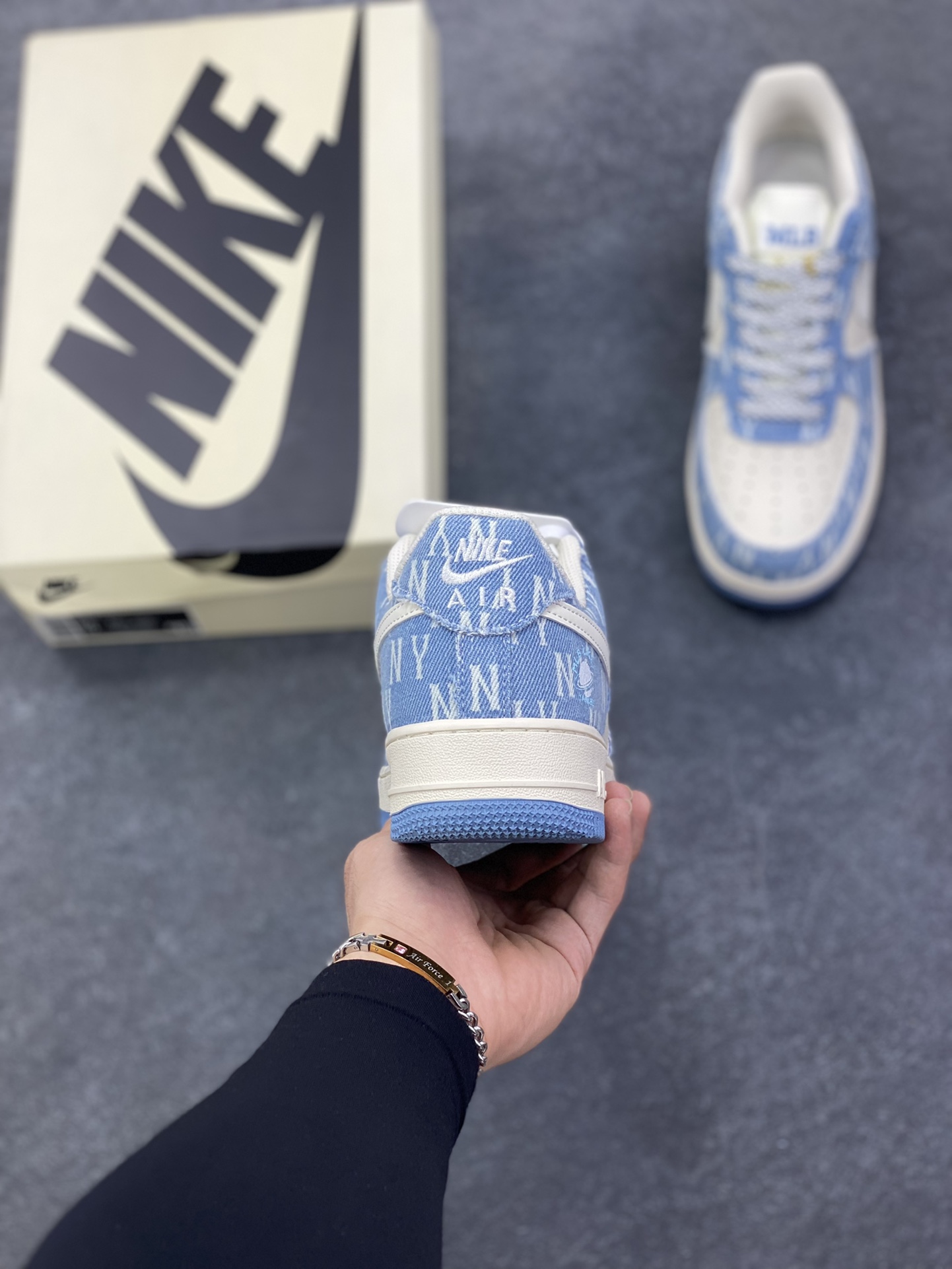 图片[4]-NIke Air Force 1 \’07 Low “浅蓝牛仔”空军一号 低帮 运动鞋 休闲鞋 折边针车 工艺难度大 原楦头原纸板 原装鞋盒 定制五金配件 内置全掌气垫 原厂鞋底 货号：XY2025-002 尺码：36 36.5 37.5 38 38.5 39 40 40.5 41 42 42.5 43 44 44.5 45-选品中心