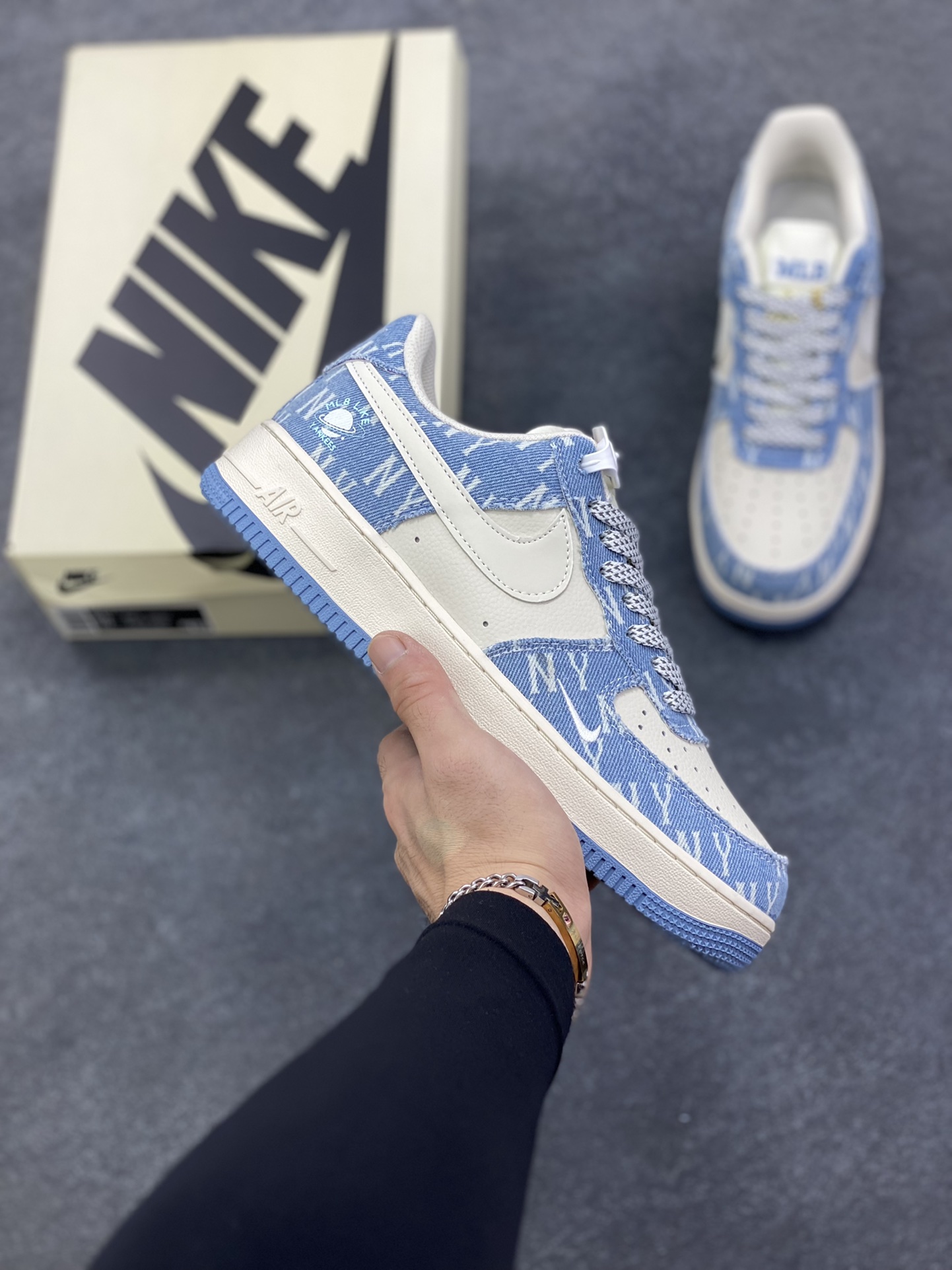 NIke Air Force 1 \’07 Low “浅蓝牛仔”空军一号 低帮 运动鞋 休闲鞋 折边针车 工艺难度大 原楦头原纸板 原装鞋盒 定制五金配件 内置全掌气垫 原厂鞋底 货号：XY2025-002 尺码：36 36.5 37.5 38 38.5 39 40 40.5 41 42 42.5 43 44 44.5 45-选品中心