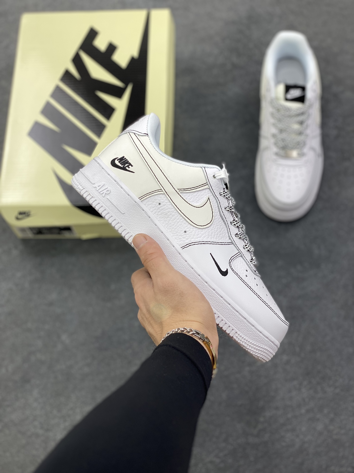 Nike Air Force 1 Low 空军一号低帮百搭休闲运动板鞋。柔软、弹性十足的缓震性能和出色的中底设计，横跨复古与现代的外型结合，造就出风靡全球三十多年的Force 1，直到今天还深受青睐。 货号：CS5288-101 尺码：36 36.5 37.5 38 38.5 39 40 40.5 41 42 42.5 43 44 44.5 45-选品中心