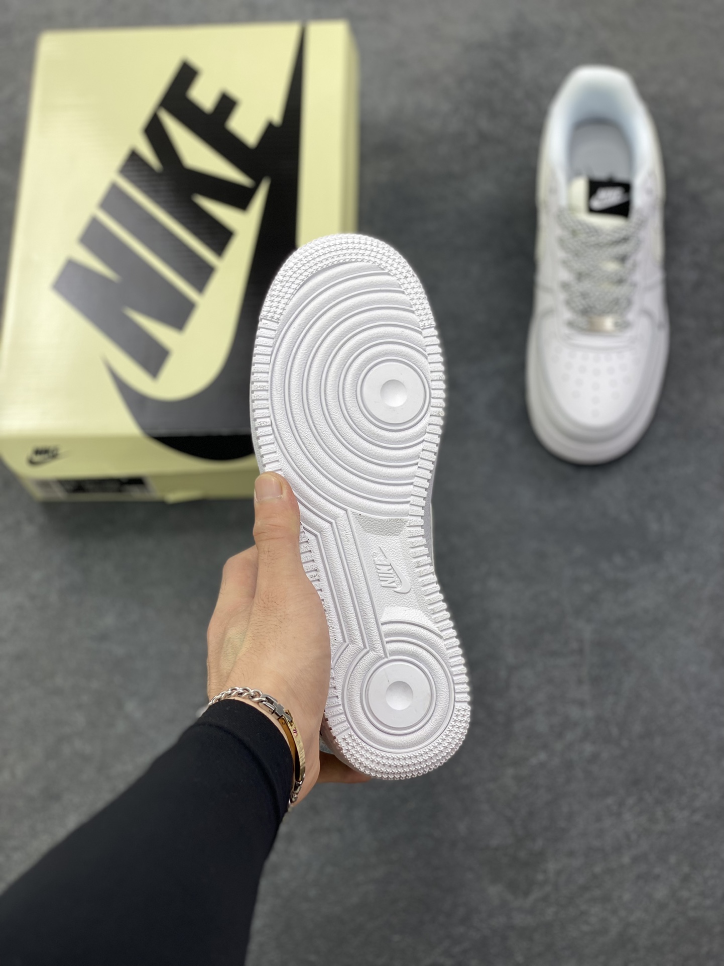 图片[5]-Nike Air Force 1 Low 空军一号低帮百搭休闲运动板鞋。柔软、弹性十足的缓震性能和出色的中底设计，横跨复古与现代的外型结合，造就出风靡全球三十多年的Force 1，直到今天还深受青睐。 货号：CS5288-101 尺码：36 36.5 37.5 38 38.5 39 40 40.5 41 42 42.5 43 44 44.5 45-选品中心