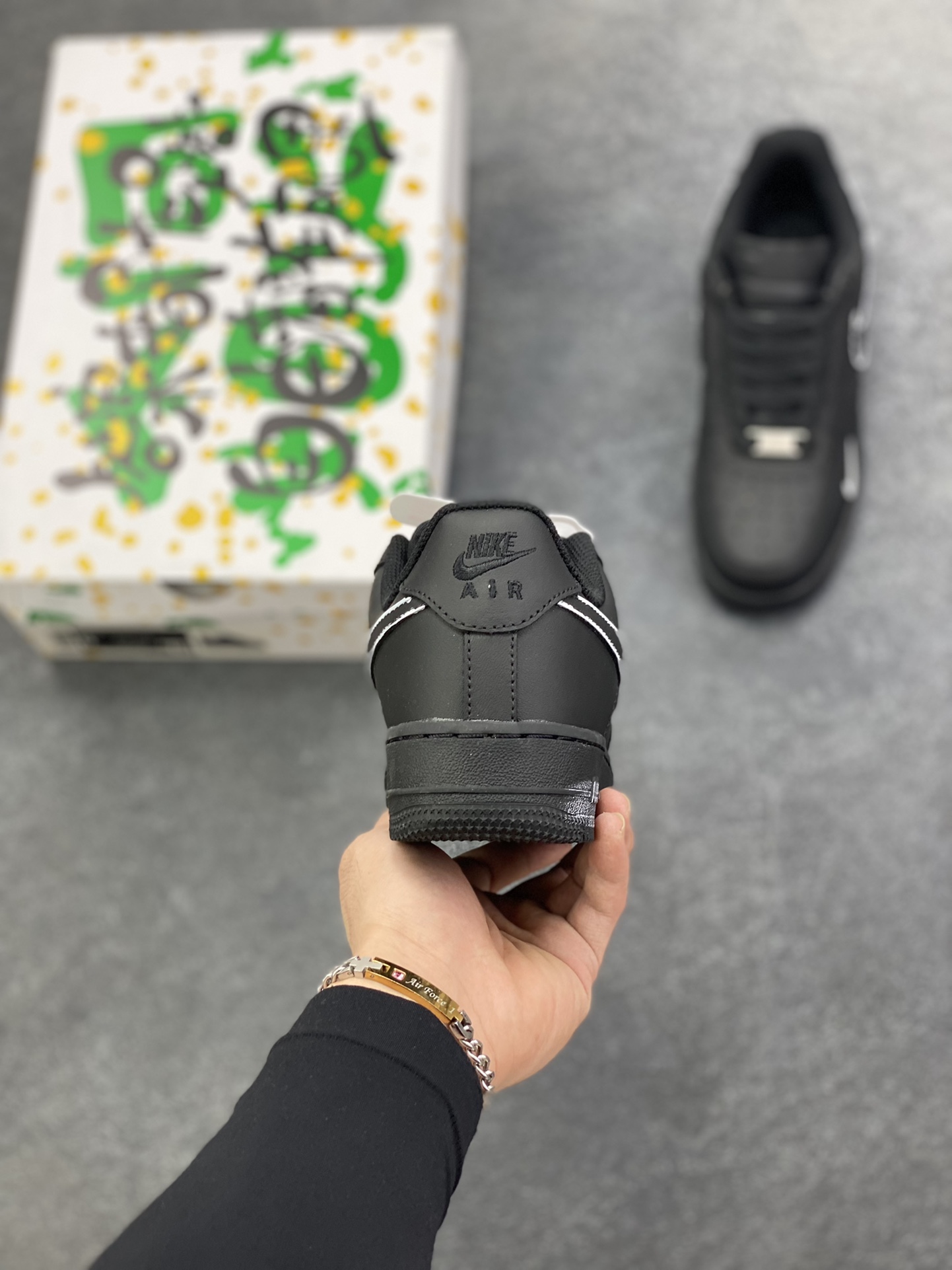 图片[4]-“黑暗物质”✨订制空军一号板鞋 该定制版球鞋选用原鞋款为Nike Air Force 1\’07空军一号低帮，灵感来源黑白撞色为主题,线条涂鸦作装饰显得整双鞋个性不羁，黑与白的永恒博弈,演绎冲突与平衡、纯粹与复杂的双重性。整体时尚潮流,适用于各种场合穿搭。定制球鞋均为纯手工定制,每双鞋会存在一定细微差异。 货号：CZ2288-111 尺码：36 36.5 37.5 38 38.5 39 40 40.5 41 42 42.5 43 44 44.5 45-选品中心