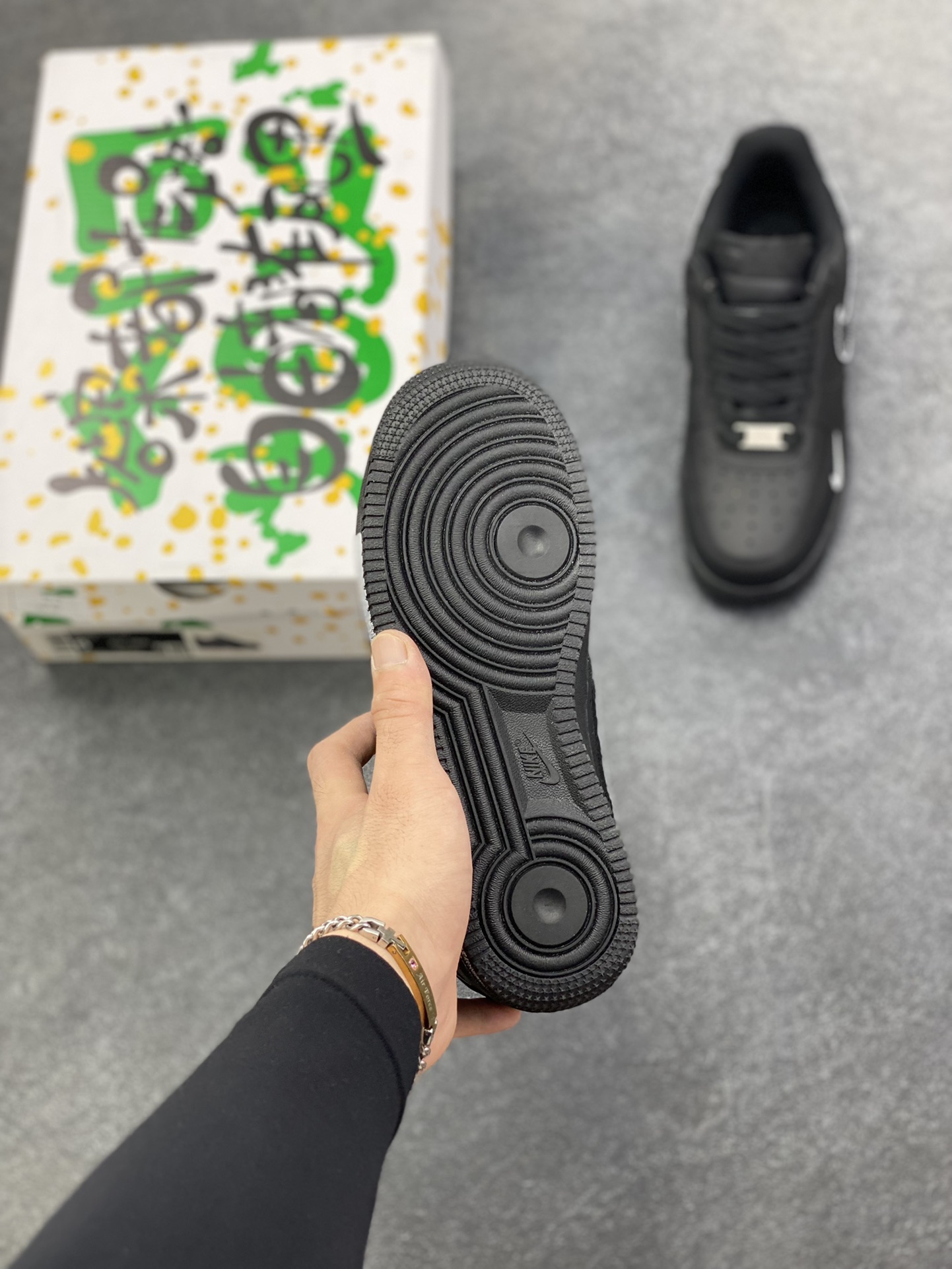 图片[5]-“黑暗物质”✨订制空军一号板鞋 该定制版球鞋选用原鞋款为Nike Air Force 1\’07空军一号低帮，灵感来源黑白撞色为主题,线条涂鸦作装饰显得整双鞋个性不羁，黑与白的永恒博弈,演绎冲突与平衡、纯粹与复杂的双重性。整体时尚潮流,适用于各种场合穿搭。定制球鞋均为纯手工定制,每双鞋会存在一定细微差异。 货号：CZ2288-111 尺码：36 36.5 37.5 38 38.5 39 40 40.5 41 42 42.5 43 44 44.5 45-选品中心