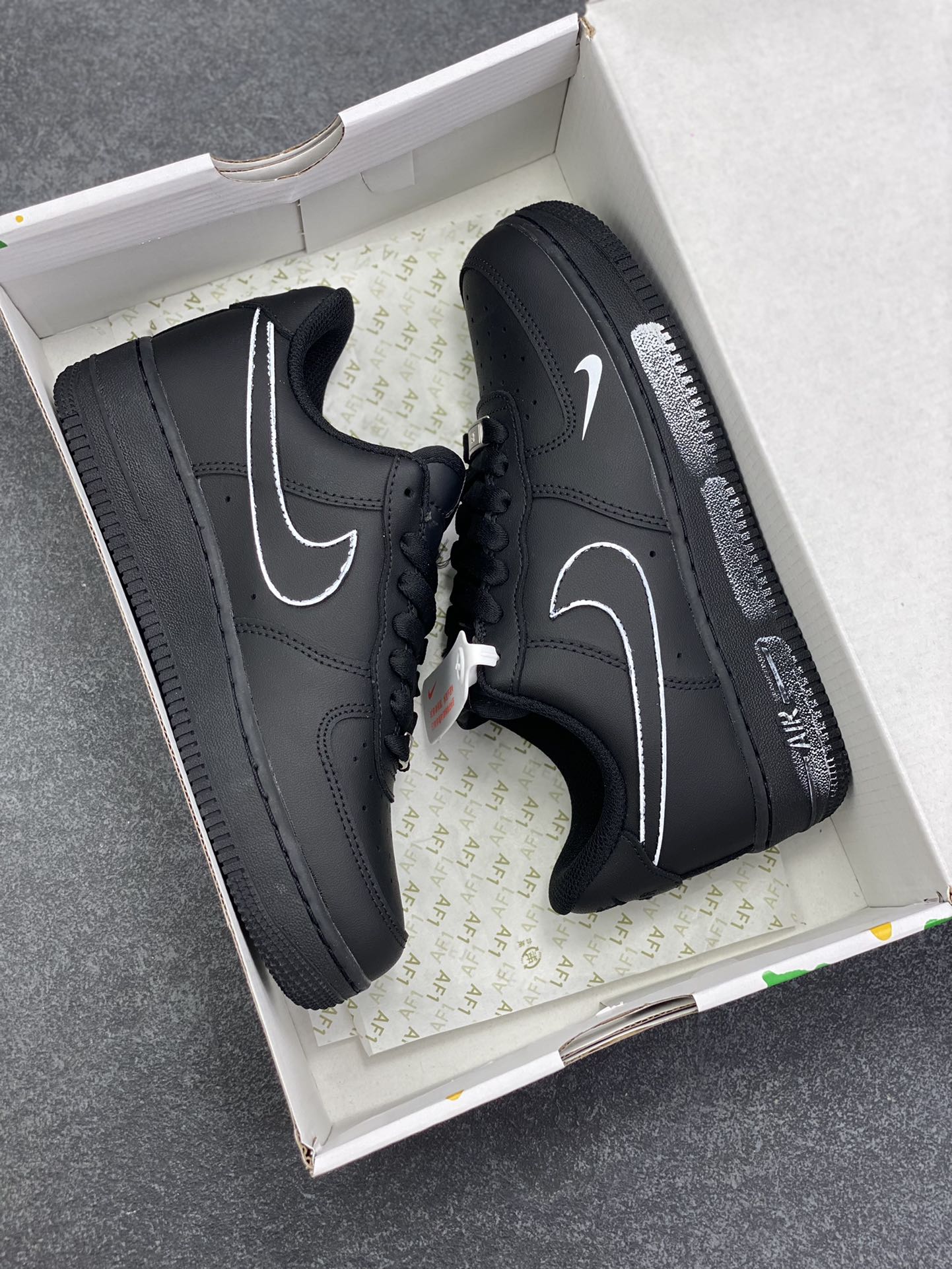 图片[9]-“黑暗物质”✨订制空军一号板鞋 该定制版球鞋选用原鞋款为Nike Air Force 1\’07空军一号低帮，灵感来源黑白撞色为主题,线条涂鸦作装饰显得整双鞋个性不羁，黑与白的永恒博弈,演绎冲突与平衡、纯粹与复杂的双重性。整体时尚潮流,适用于各种场合穿搭。定制球鞋均为纯手工定制,每双鞋会存在一定细微差异。 货号：CZ2288-111 尺码：36 36.5 37.5 38 38.5 39 40 40.5 41 42 42.5 43 44 44.5 45-选品中心