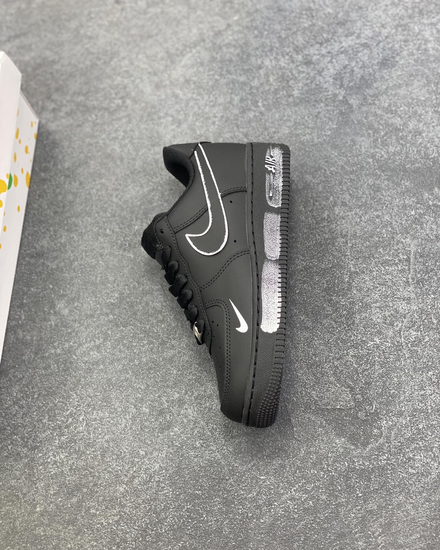 图片[7]-“黑暗物质”✨订制空军一号板鞋 该定制版球鞋选用原鞋款为Nike Air Force 1\’07空军一号低帮，灵感来源黑白撞色为主题,线条涂鸦作装饰显得整双鞋个性不羁，黑与白的永恒博弈,演绎冲突与平衡、纯粹与复杂的双重性。整体时尚潮流,适用于各种场合穿搭。定制球鞋均为纯手工定制,每双鞋会存在一定细微差异。 货号：CZ2288-111 尺码：36 36.5 37.5 38 38.5 39 40 40.5 41 42 42.5 43 44 44.5 45-选品中心