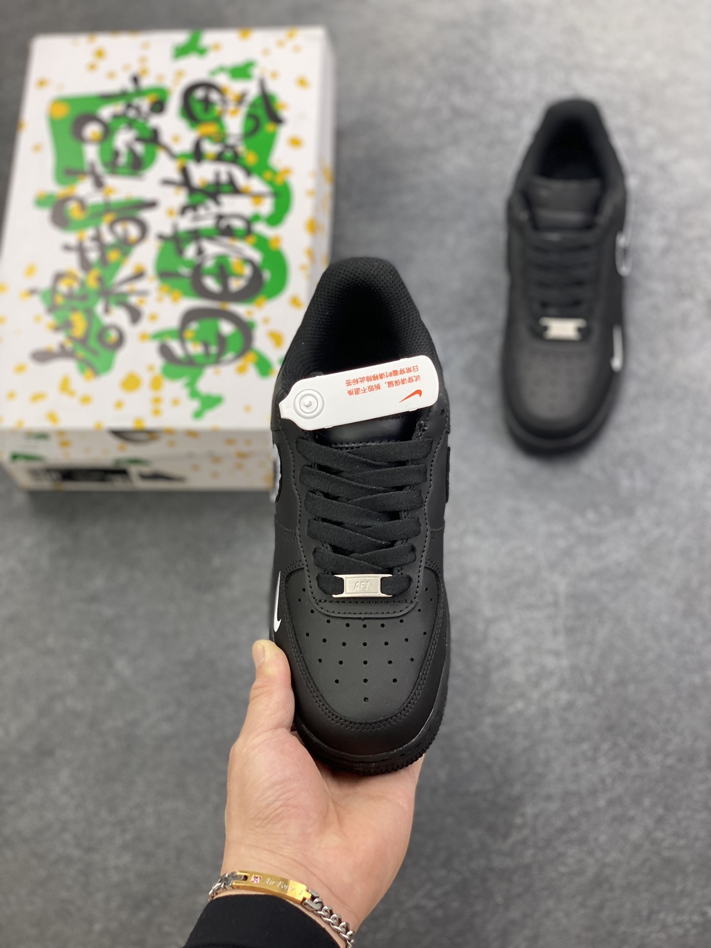 图片[2]-“黑暗物质”✨订制空军一号板鞋 该定制版球鞋选用原鞋款为Nike Air Force 1\’07空军一号低帮，灵感来源黑白撞色为主题,线条涂鸦作装饰显得整双鞋个性不羁，黑与白的永恒博弈,演绎冲突与平衡、纯粹与复杂的双重性。整体时尚潮流,适用于各种场合穿搭。定制球鞋均为纯手工定制,每双鞋会存在一定细微差异。 货号：CZ2288-111 尺码：36 36.5 37.5 38 38.5 39 40 40.5 41 42 42.5 43 44 44.5 45-选品中心