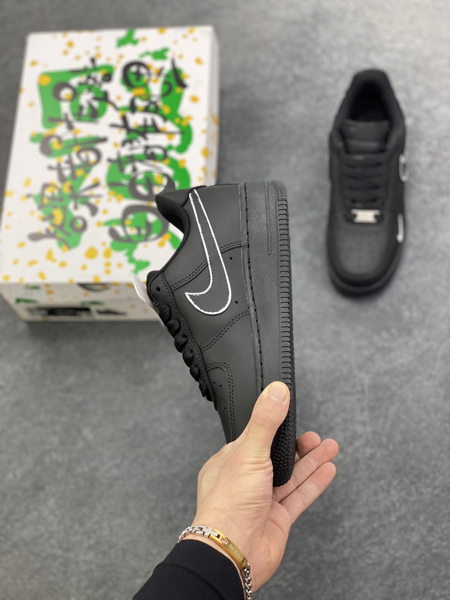 图片[3]-“黑暗物质”✨订制空军一号板鞋 该定制版球鞋选用原鞋款为Nike Air Force 1\’07空军一号低帮，灵感来源黑白撞色为主题,线条涂鸦作装饰显得整双鞋个性不羁，黑与白的永恒博弈,演绎冲突与平衡、纯粹与复杂的双重性。整体时尚潮流,适用于各种场合穿搭。定制球鞋均为纯手工定制,每双鞋会存在一定细微差异。 货号：CZ2288-111 尺码：36 36.5 37.5 38 38.5 39 40 40.5 41 42 42.5 43 44 44.5 45-选品中心