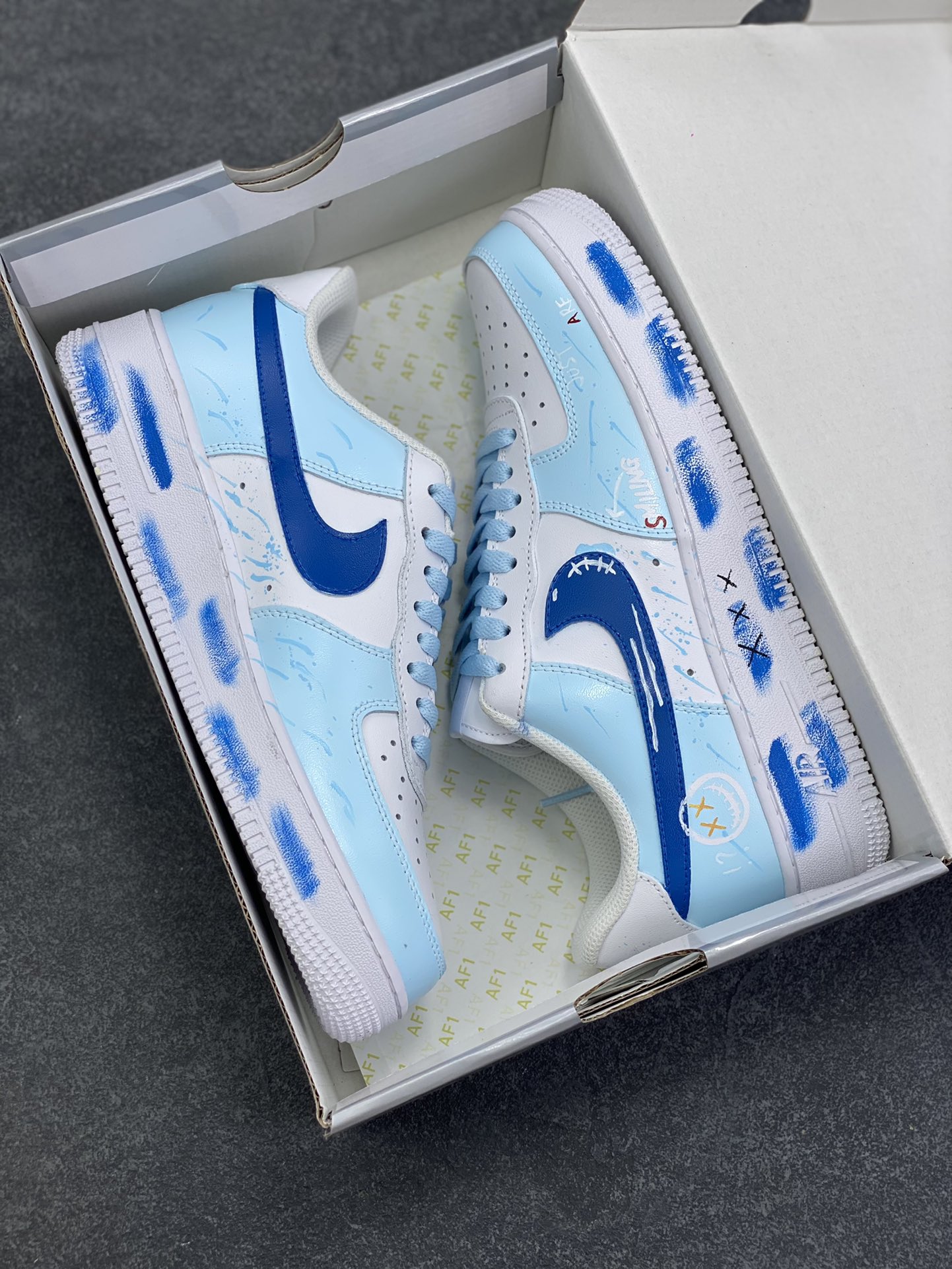 图片[9]-【定制球鞋】Nike Air Force 1 涂鸦世界 嘻哈潮流 个性 防滑耐磨轻便 低帮 板鞋 男女同款 天蓝色色折边针车 工艺难度大 原楦头原纸板 原装鞋盒 定制五金配件 内置全掌气垫 原厂鞋底 货号：CW2288-111 尺码：36 36.5 37.5 38 38.5 39 40 40.5 41 42 42.5 43 44 44.5 45-选品中心