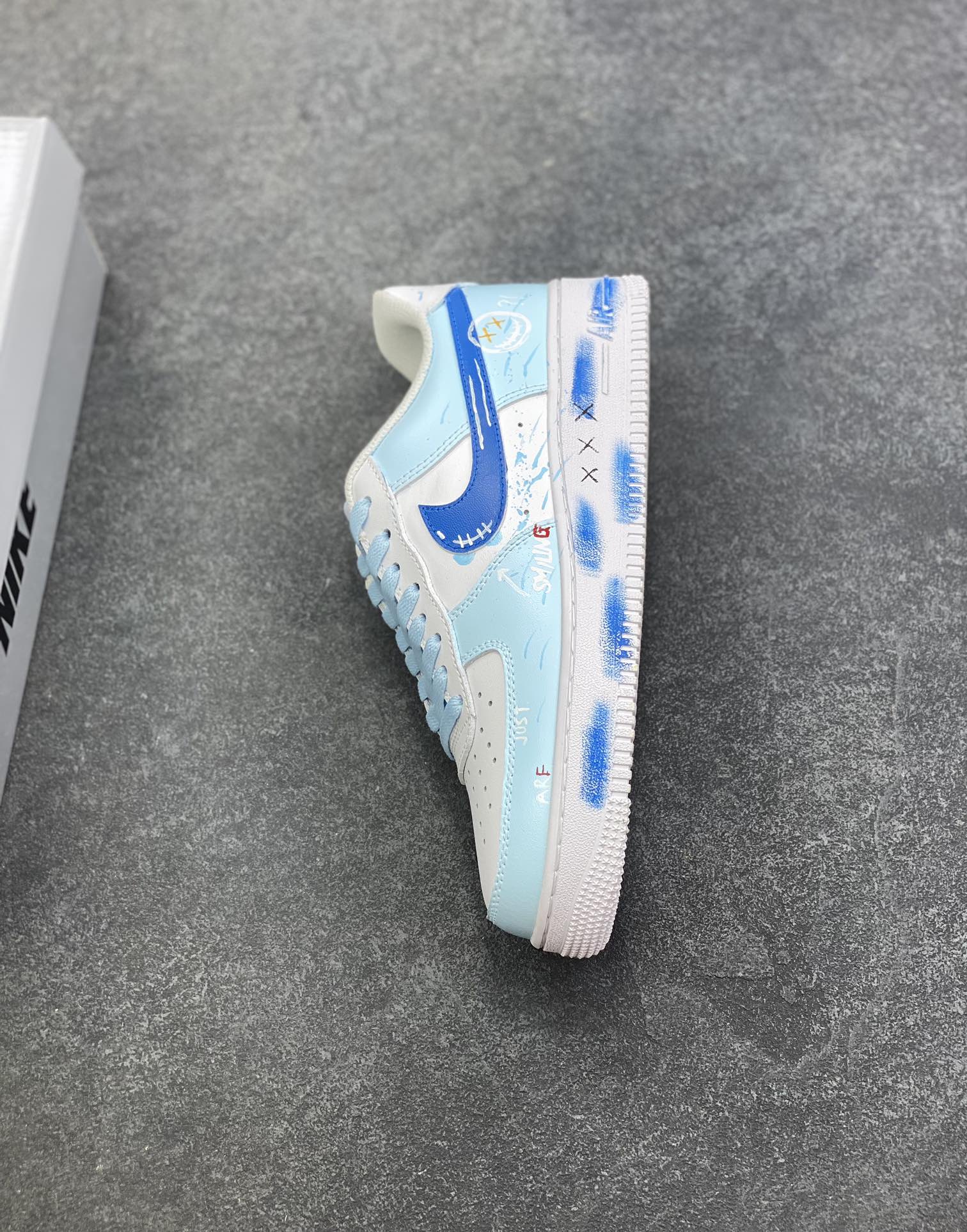 图片[7]-【定制球鞋】Nike Air Force 1 涂鸦世界 嘻哈潮流 个性 防滑耐磨轻便 低帮 板鞋 男女同款 天蓝色色折边针车 工艺难度大 原楦头原纸板 原装鞋盒 定制五金配件 内置全掌气垫 原厂鞋底 货号：CW2288-111 尺码：36 36.5 37.5 38 38.5 39 40 40.5 41 42 42.5 43 44 44.5 45-选品中心