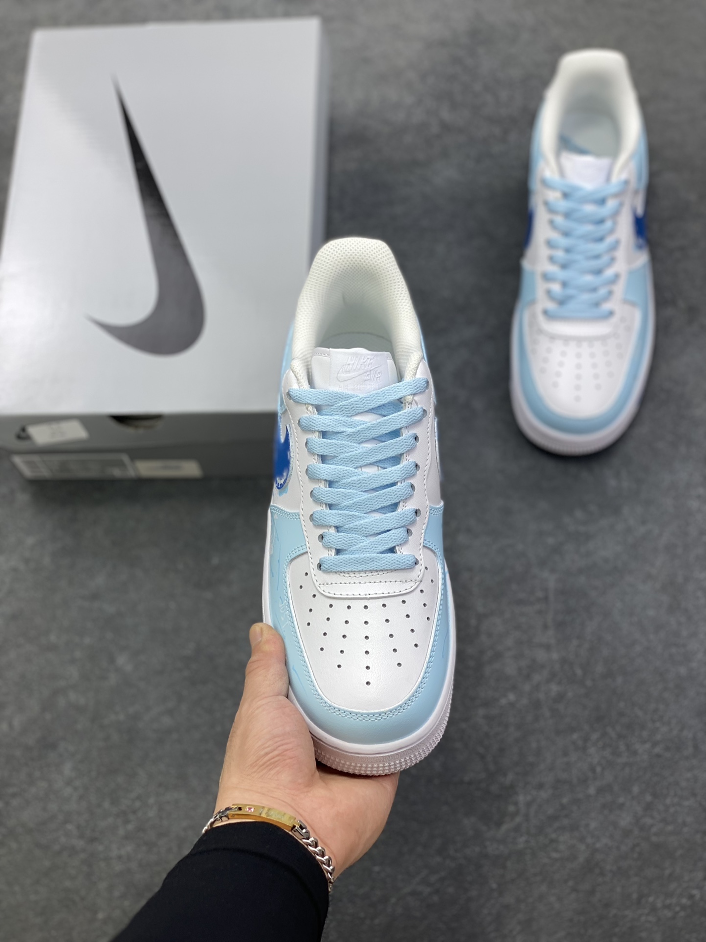 图片[2]-【定制球鞋】Nike Air Force 1 涂鸦世界 嘻哈潮流 个性 防滑耐磨轻便 低帮 板鞋 男女同款 天蓝色色折边针车 工艺难度大 原楦头原纸板 原装鞋盒 定制五金配件 内置全掌气垫 原厂鞋底 货号：CW2288-111 尺码：36 36.5 37.5 38 38.5 39 40 40.5 41 42 42.5 43 44 44.5 45-选品中心