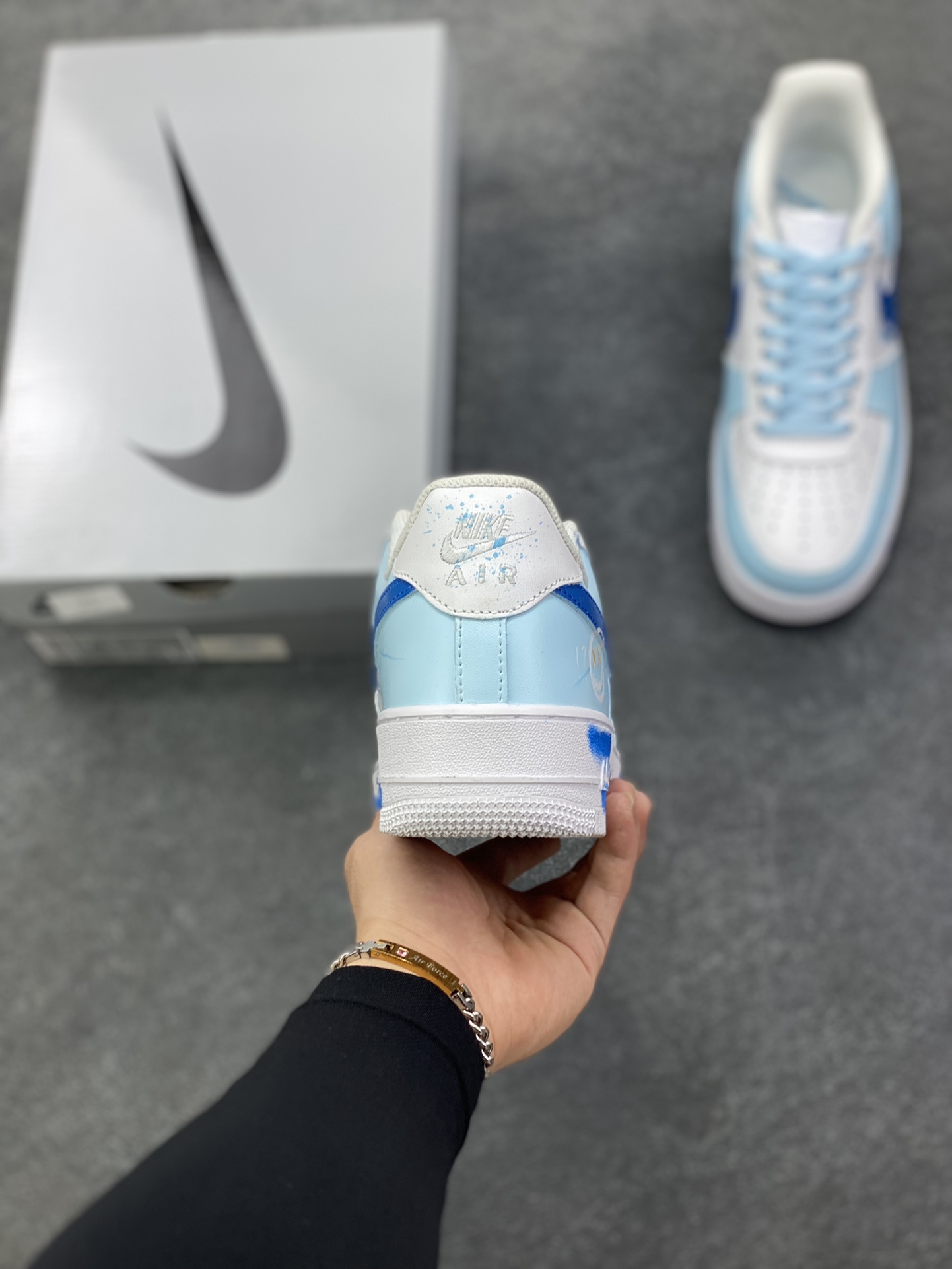 图片[4]-【定制球鞋】Nike Air Force 1 涂鸦世界 嘻哈潮流 个性 防滑耐磨轻便 低帮 板鞋 男女同款 天蓝色色折边针车 工艺难度大 原楦头原纸板 原装鞋盒 定制五金配件 内置全掌气垫 原厂鞋底 货号：CW2288-111 尺码：36 36.5 37.5 38 38.5 39 40 40.5 41 42 42.5 43 44 44.5 45-选品中心