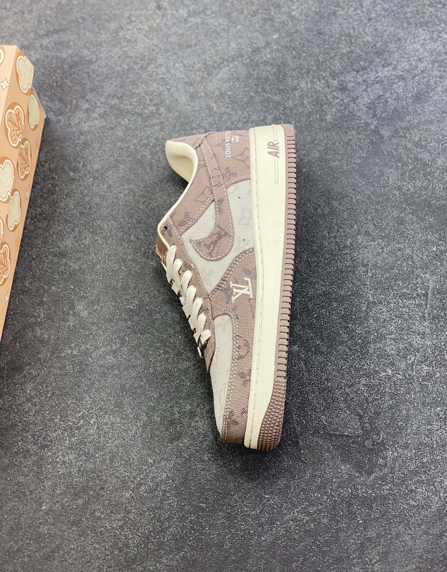 图片[7]-海外量发售！NIke Air Force 1 \’07 Low LV联名–灰色空军一号低帮 运动鞋 休闲鞋 折边针车 防水牛仔布双拼 工艺难度大 原楦头原纸板 高端定制鞋盒 原厂鞋底 超高清洁度 细节完美 货号：YF9511-821 尺码：36 36.5 37.5 38 38.5 39 40 40.5 41 42 42.5 43 44 44.5 45-选品中心