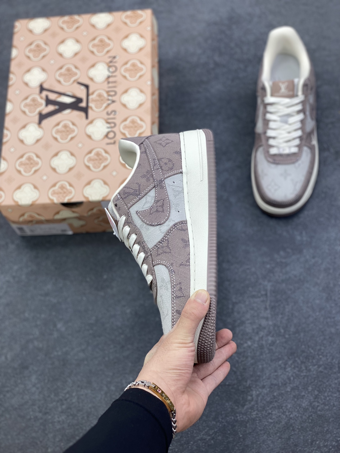 图片[3]-海外量发售！NIke Air Force 1 \’07 Low LV联名–灰色空军一号低帮 运动鞋 休闲鞋 折边针车 防水牛仔布双拼 工艺难度大 原楦头原纸板 高端定制鞋盒 原厂鞋底 超高清洁度 细节完美 货号：YF9511-821 尺码：36 36.5 37.5 38 38.5 39 40 40.5 41 42 42.5 43 44 44.5 45-选品中心
